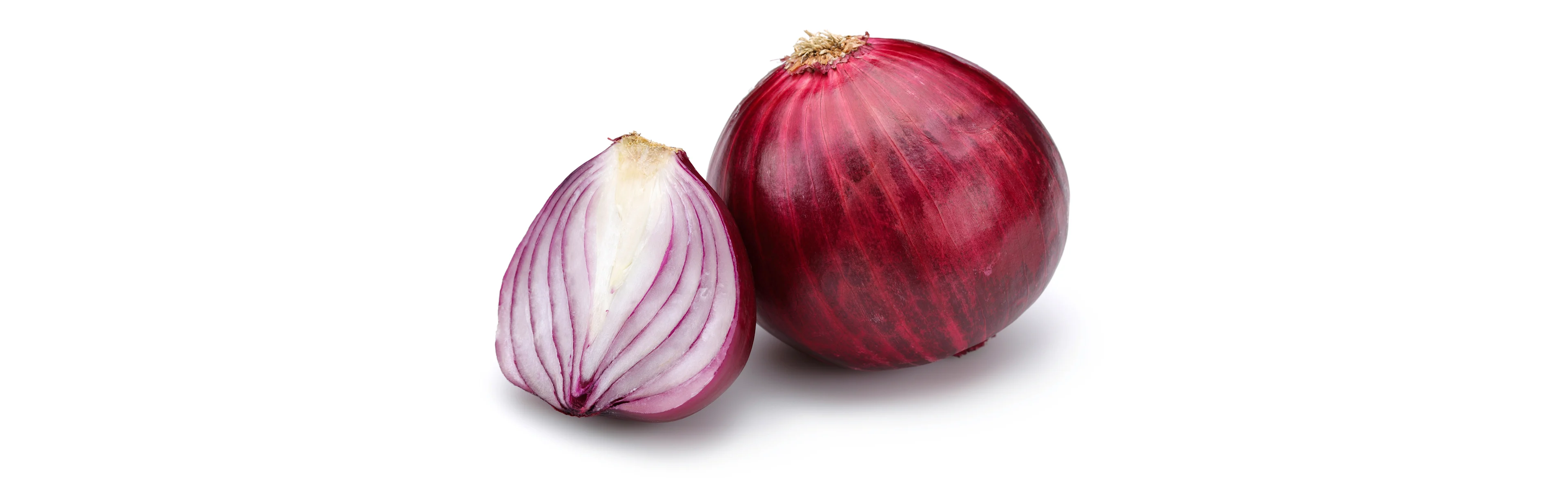 Ganze und halbierte rote Zwiebeln