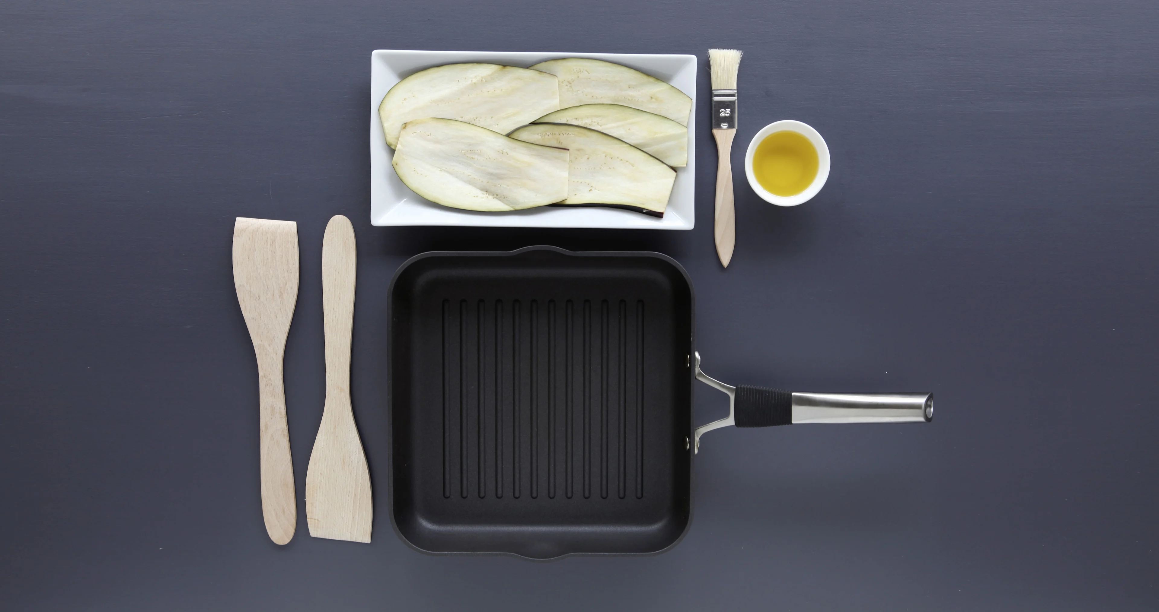 Grillpfanne, 2 Bratschaufeln, Pinsel, Gargut, Fett