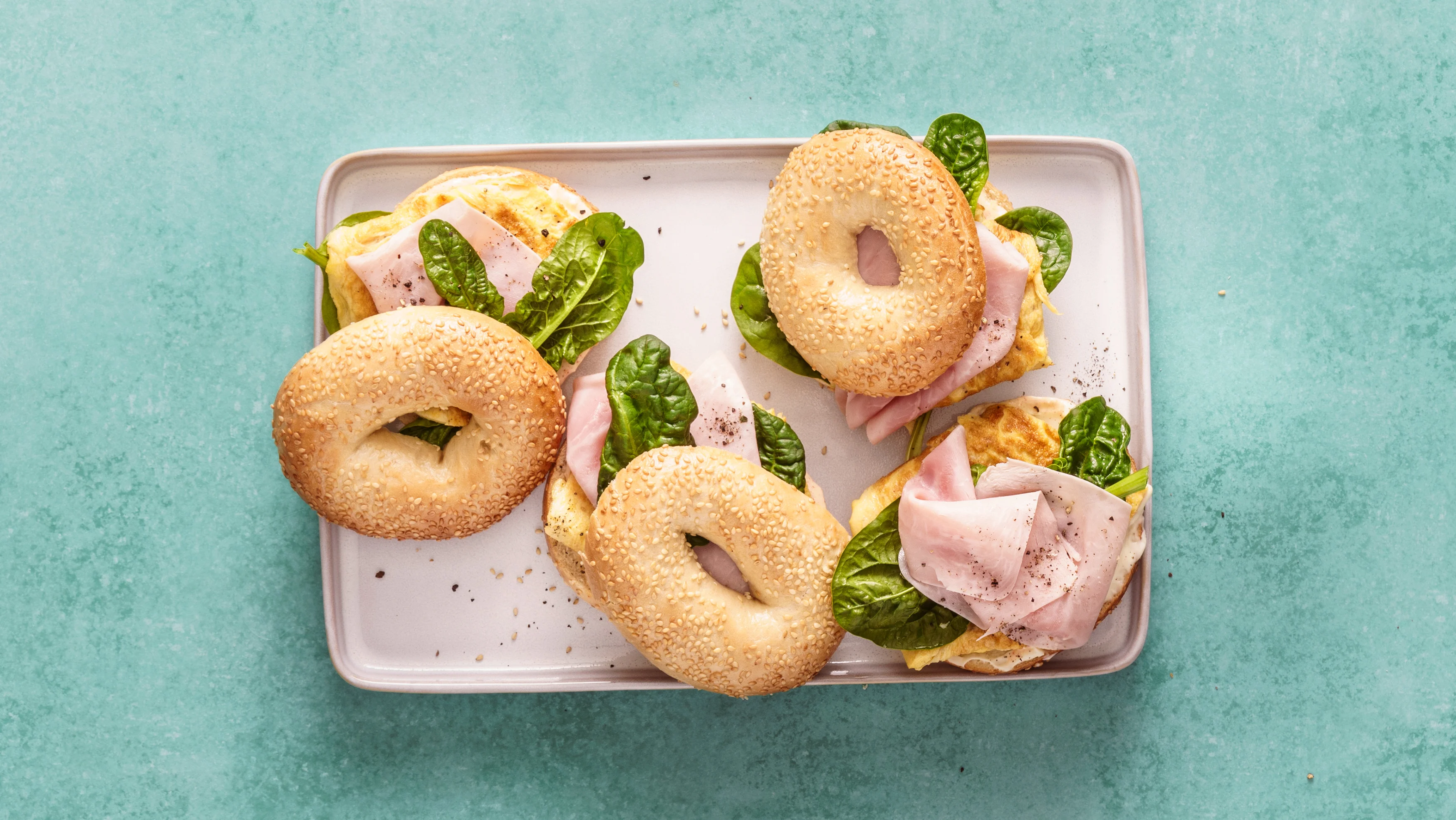 Bagel farcito con uovo e prosciutto