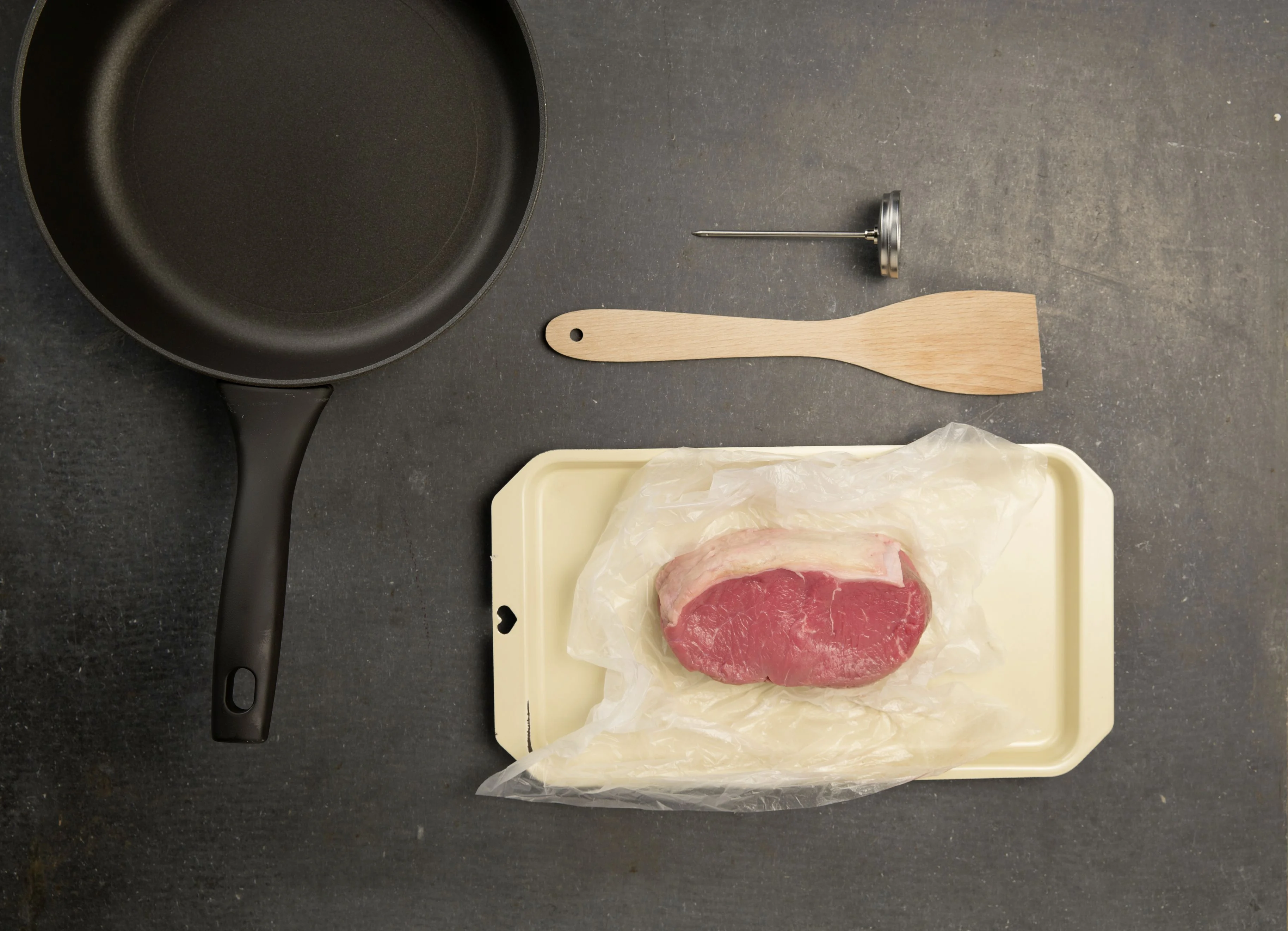 Entrecôte in Gratinform, Bratpfanne, Bratenschaufel, Kerntemperaturmesser