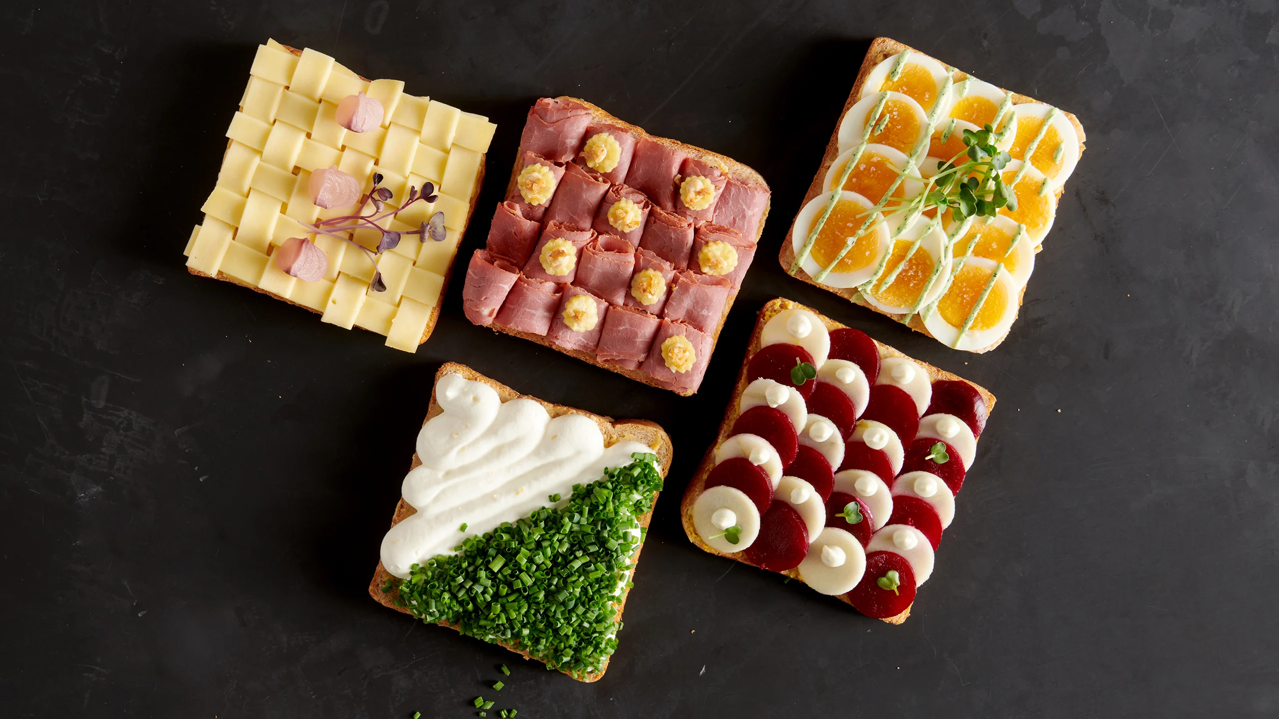 Verschiedene belegte Canapés