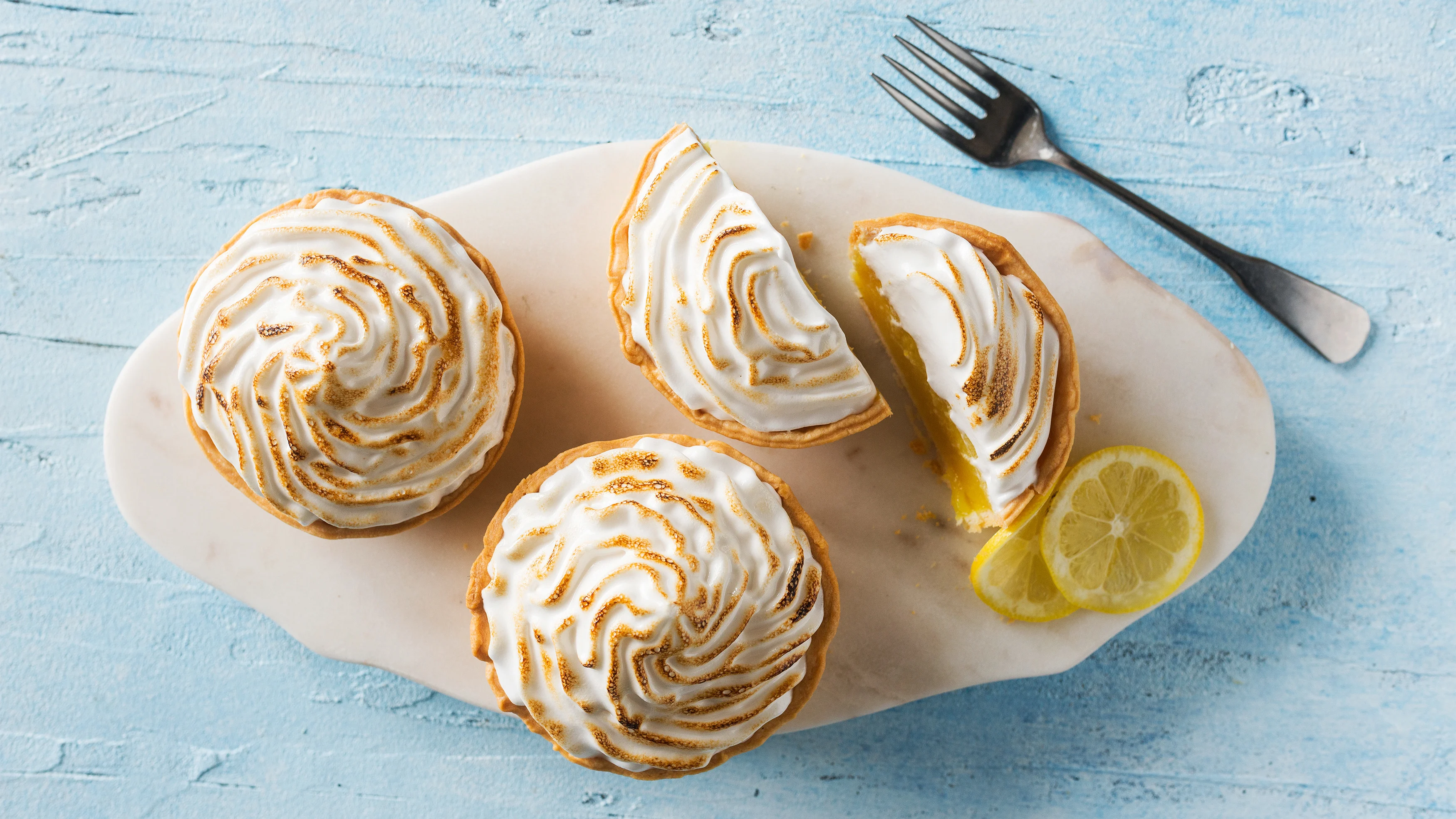 Vegane Zitronentartelettes mit Aquafaba-Baiser
