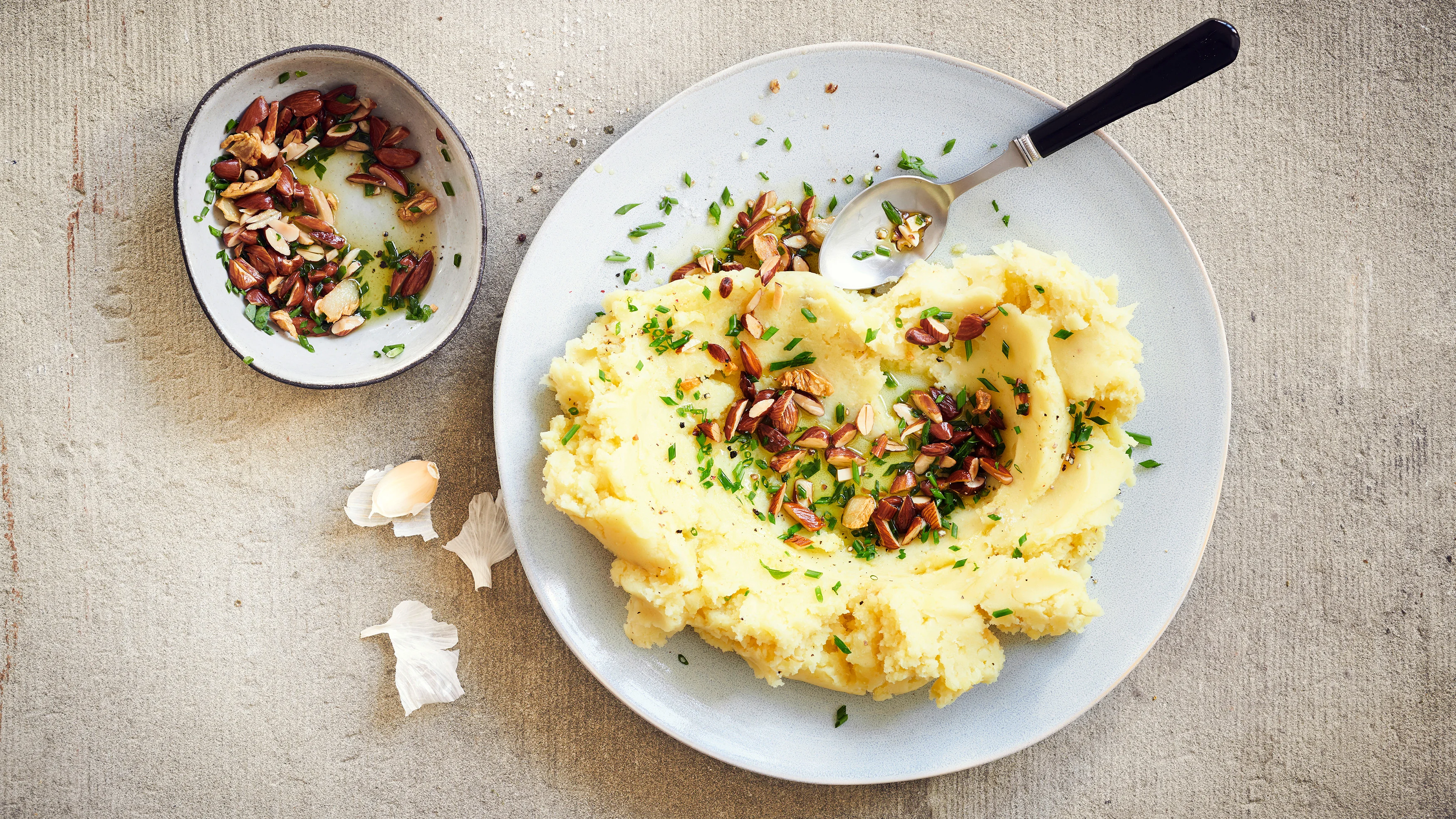 Patate schiacciate con mandorle tostate
