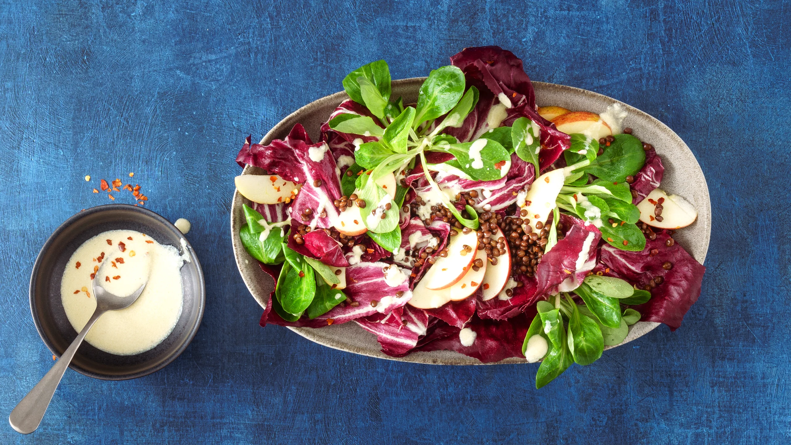 Salade de doucette et de chicorée avec pomme et lentilles