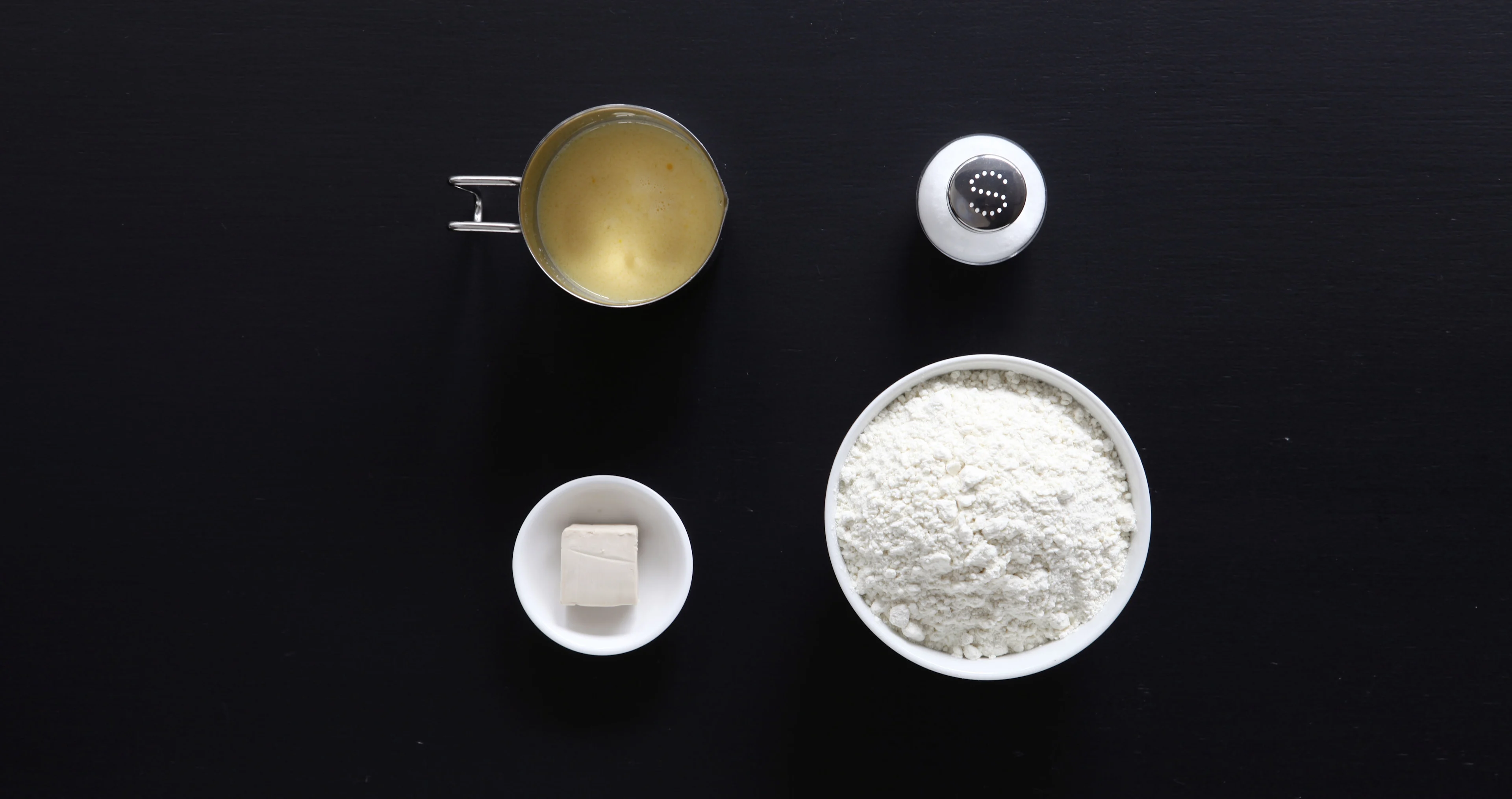 Mehl, Salz (eventuell Zucker), Hefe, Flüssigkeit (Wasser, Milch, Eier)