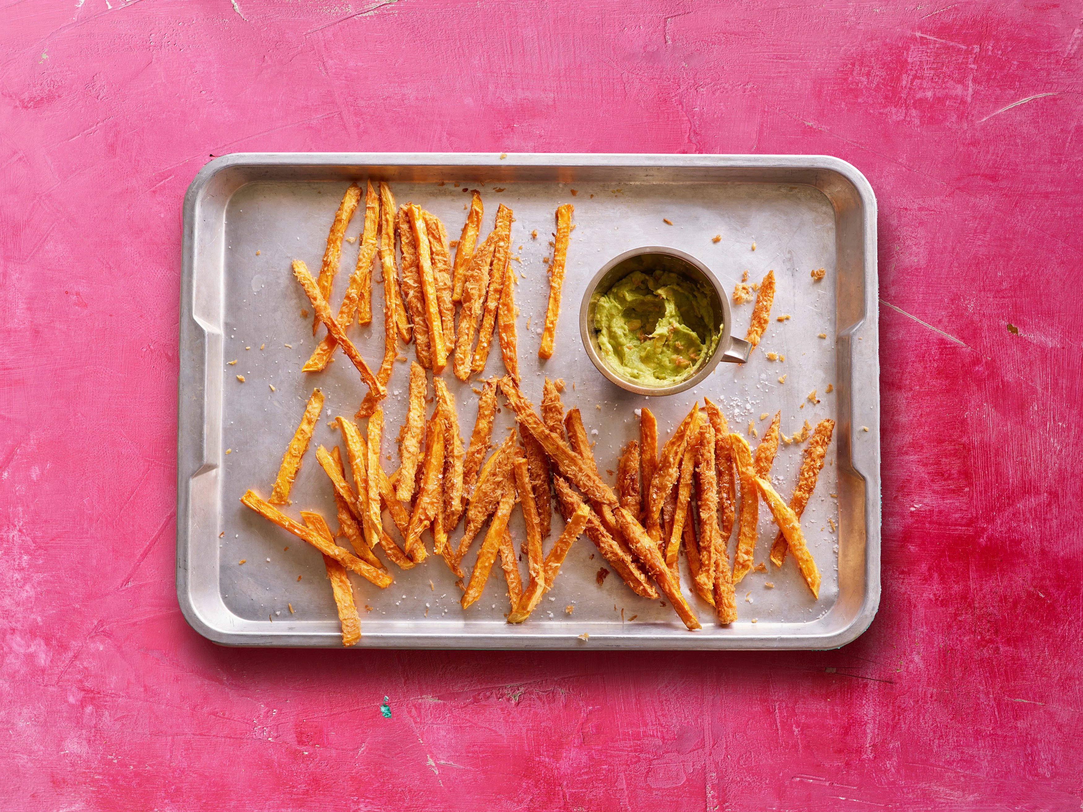 Süsskartoffel-Kokos-Fries mit Avocadocrème