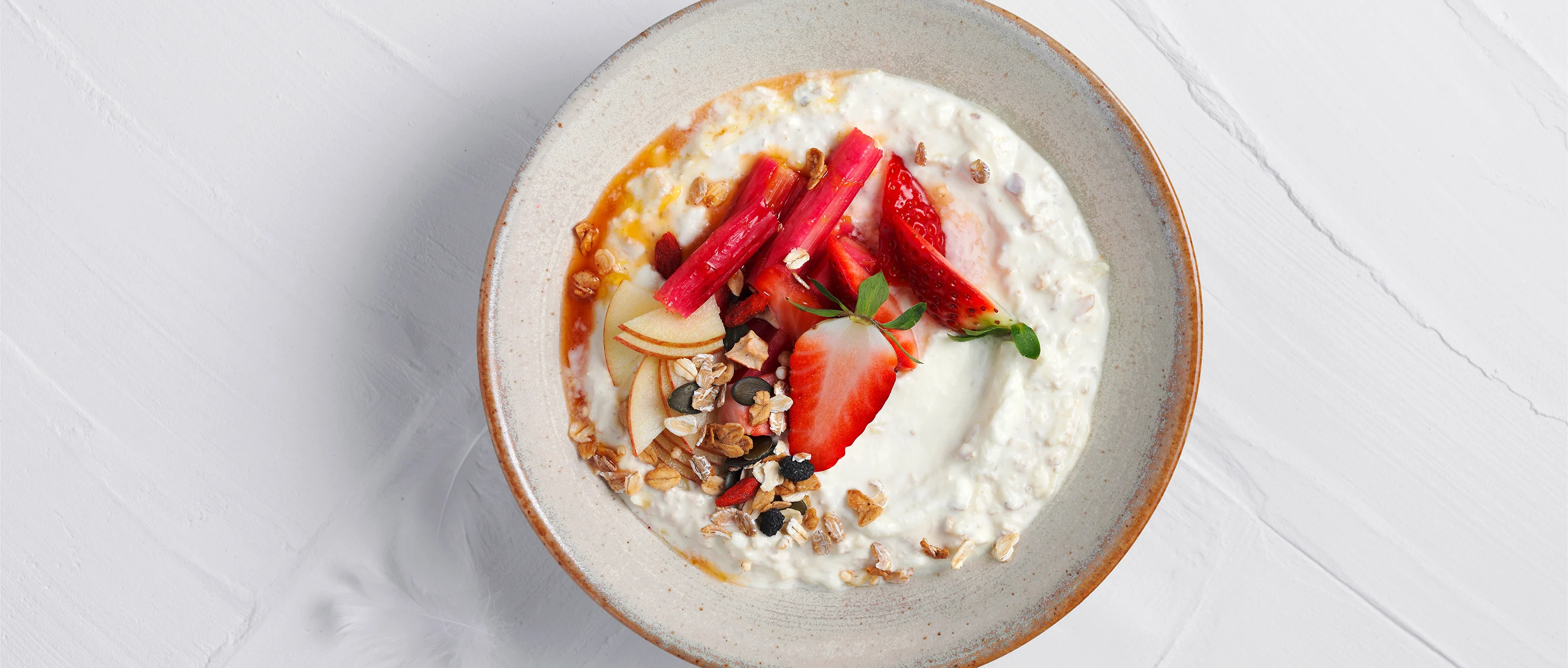 Bichermuesli con fragole e rabarbaro