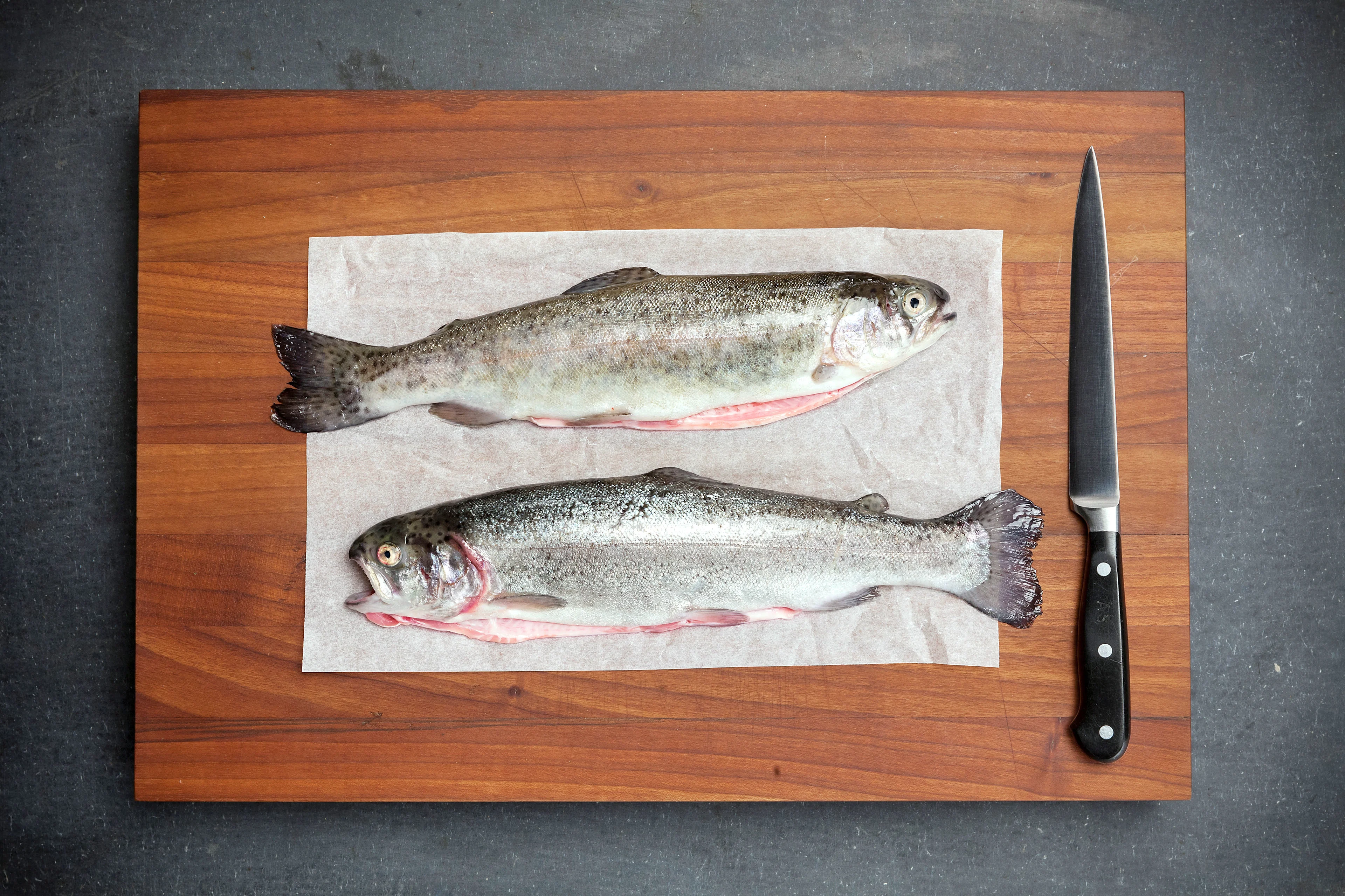 Rohen Fisch filetieren