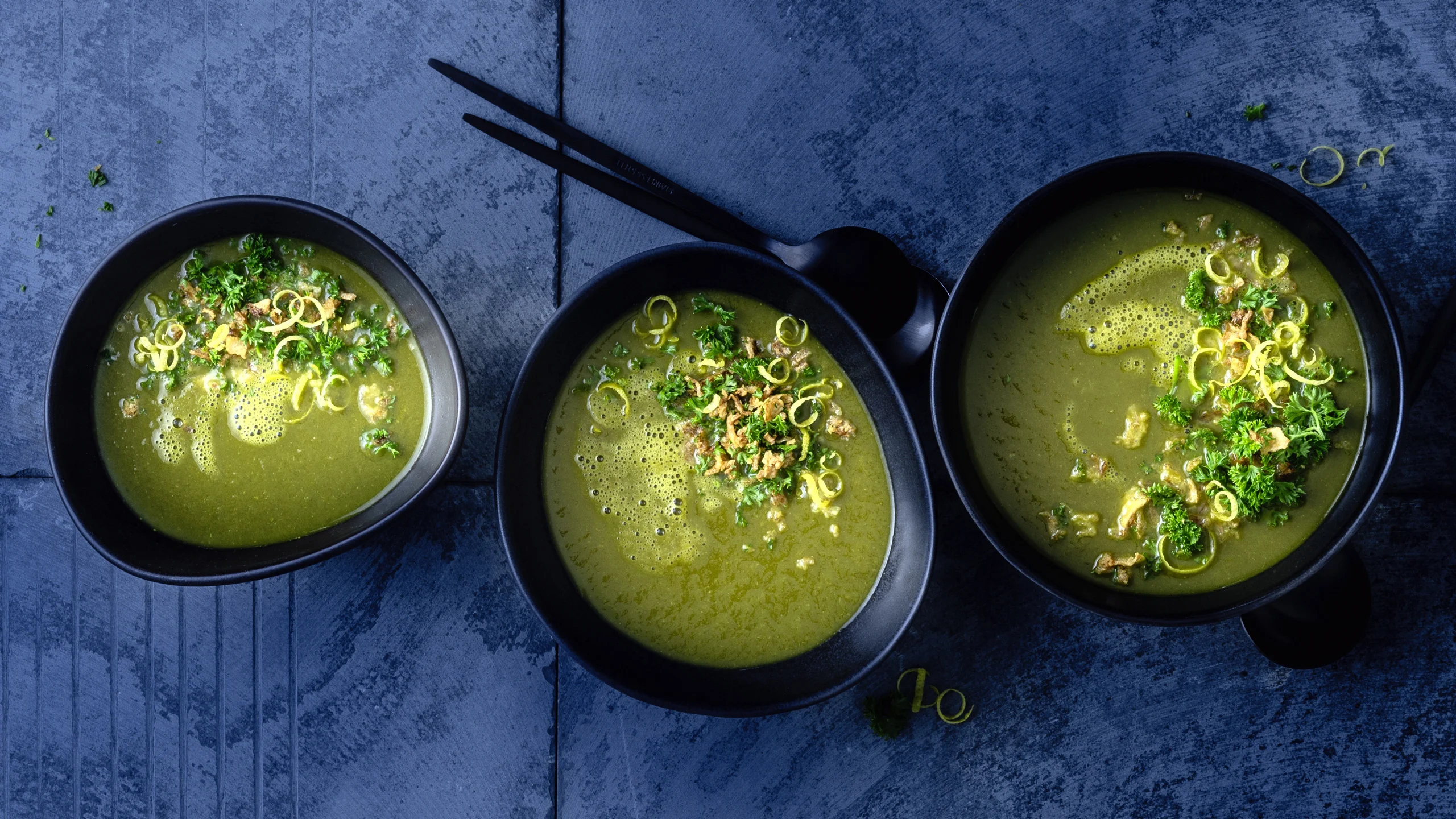 Federkohl-Sellerie-Suppe mit Röstzwiebel-Gremolata