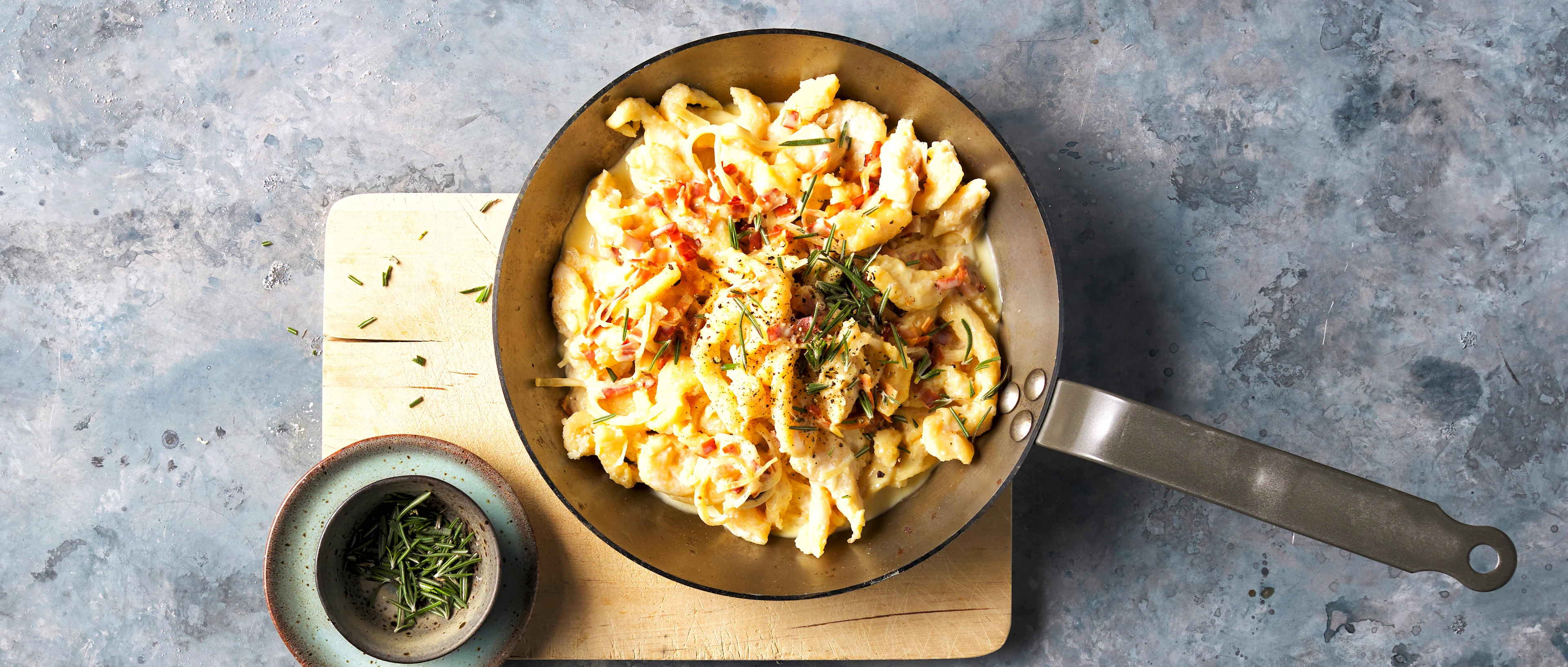 Poêlee de Spätzli au lard et au fromage, recette classique de la cuisine Suisse
