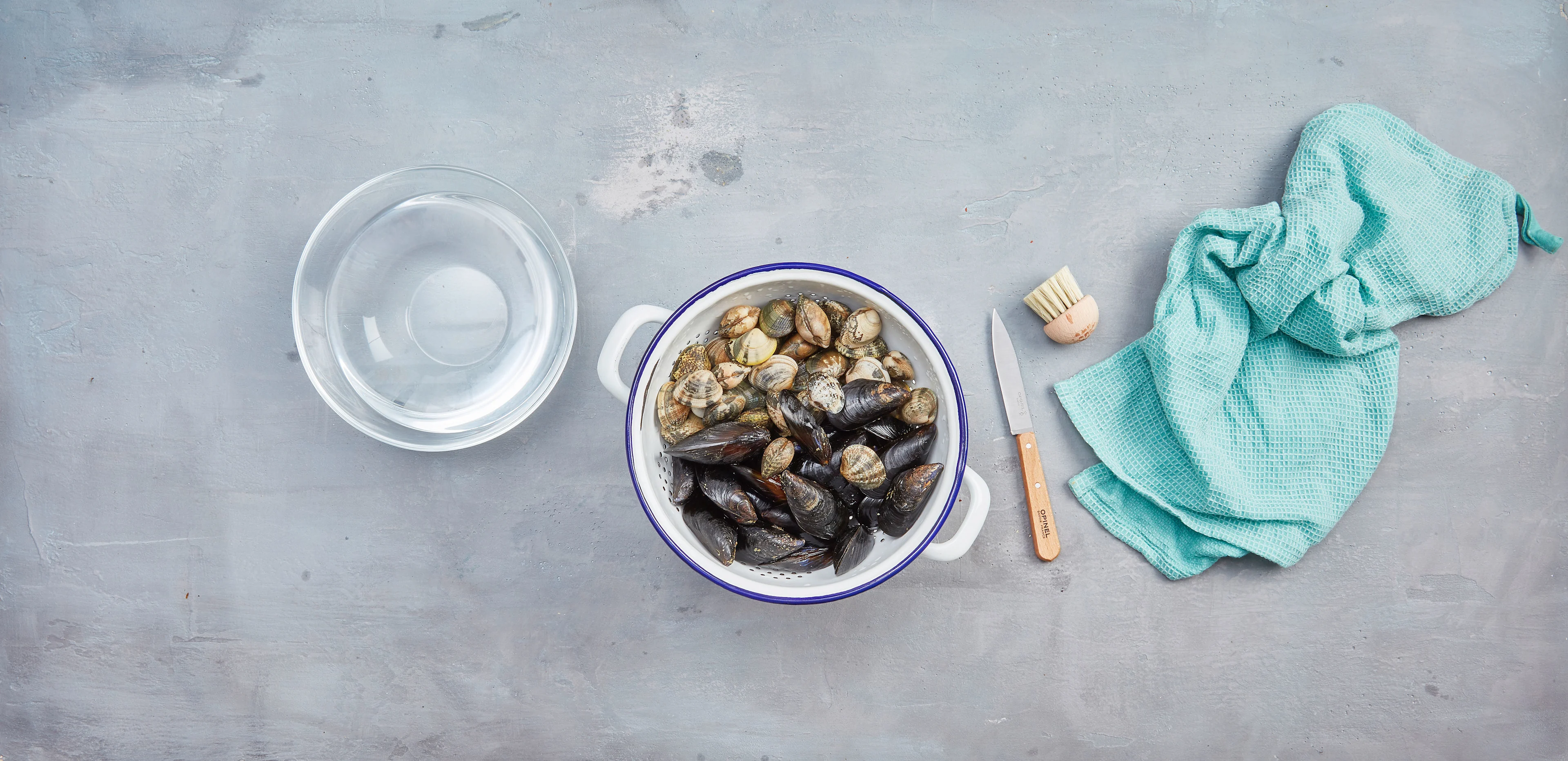 Miesmuscheln und Vongole putzen