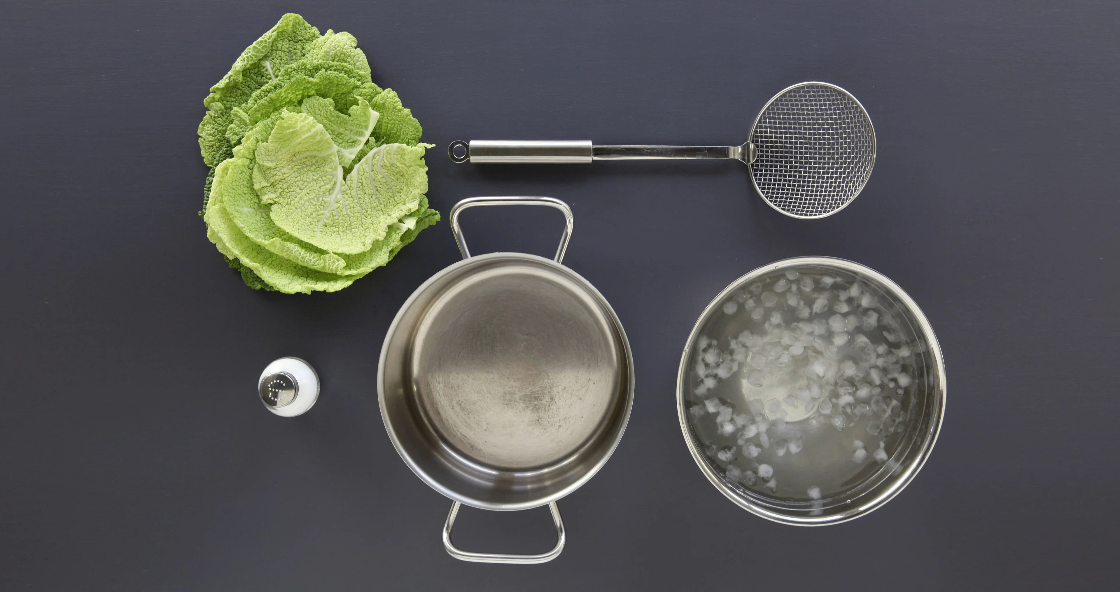 Per sbollentare hai bisogno dell'alimento mondato, di una pentola ampia, una schiumarola, un po' di sale e una scodella con acqua ghiacciata.