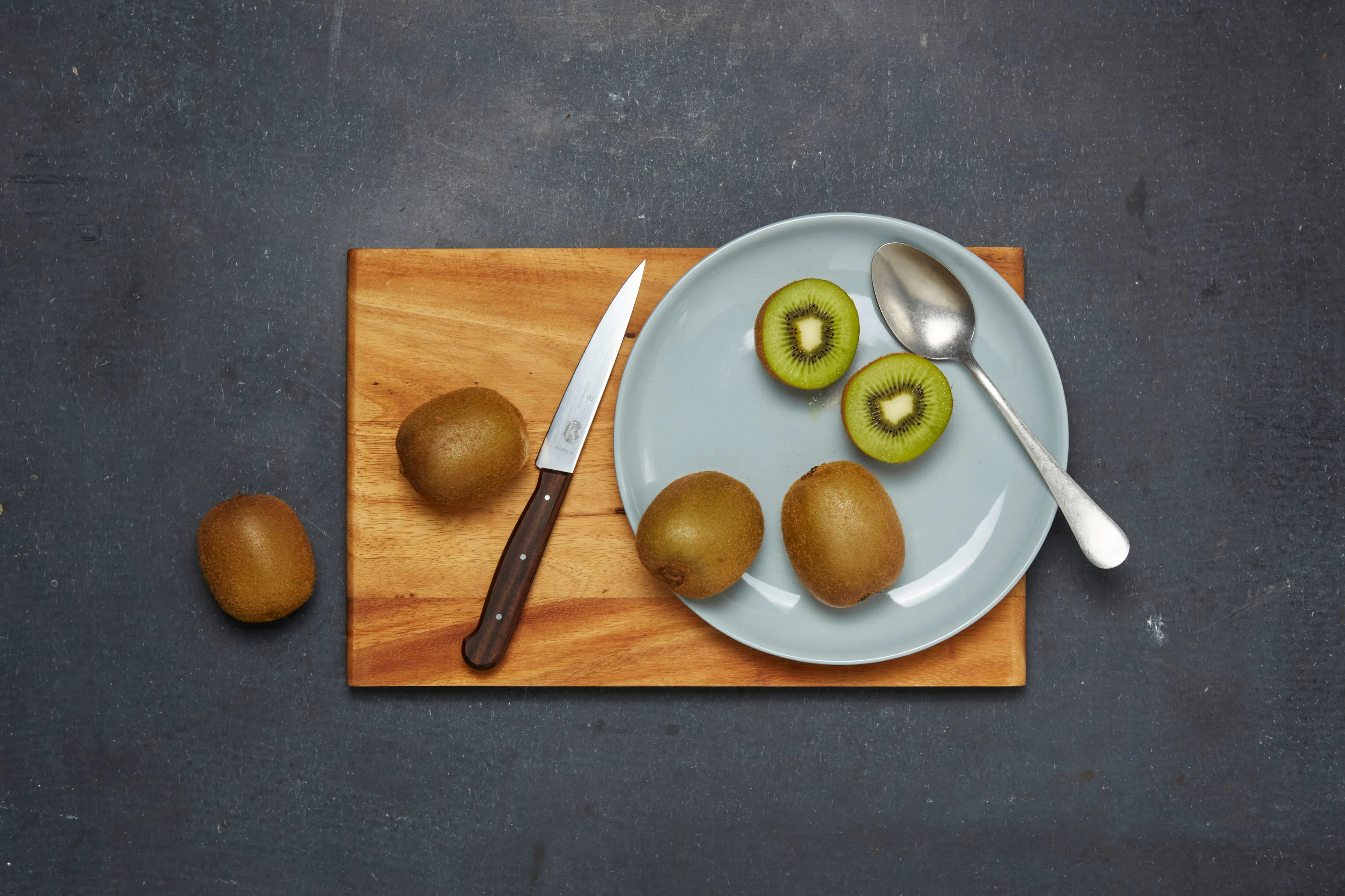 Éplucher un kiwi