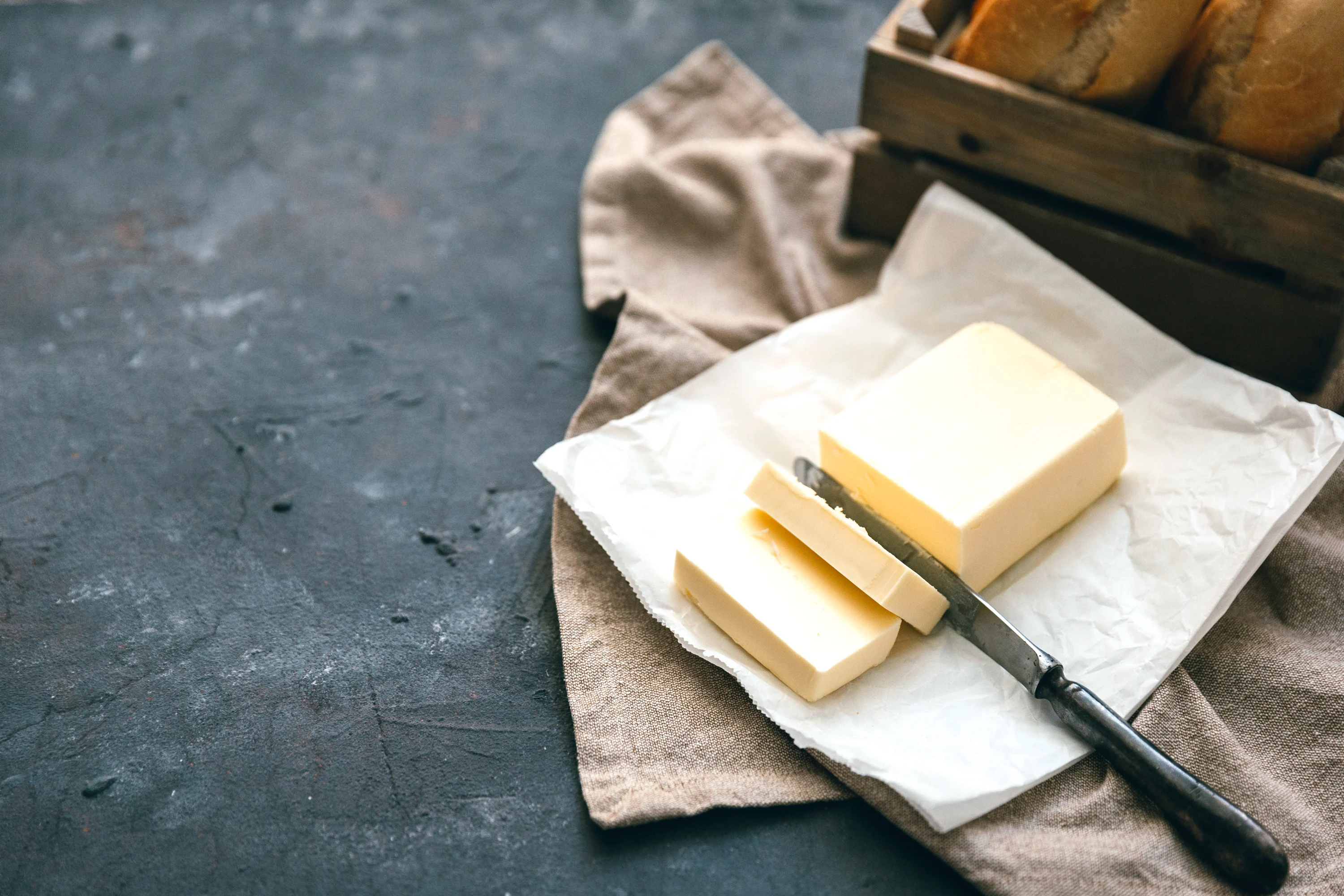 Butter wird in Stücke geschnitten
