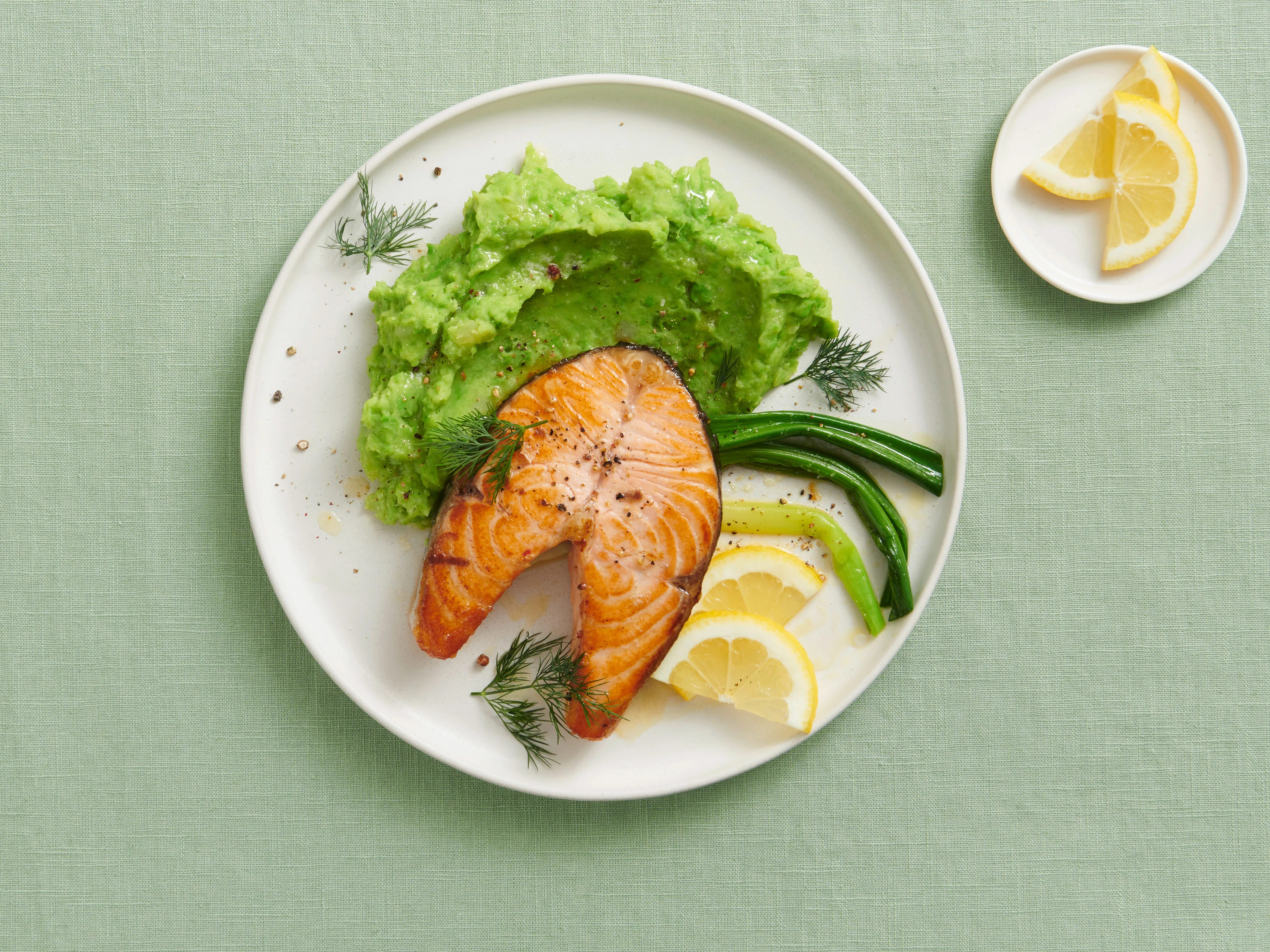 Salmone al cartoccio con purè di patate e piselli
