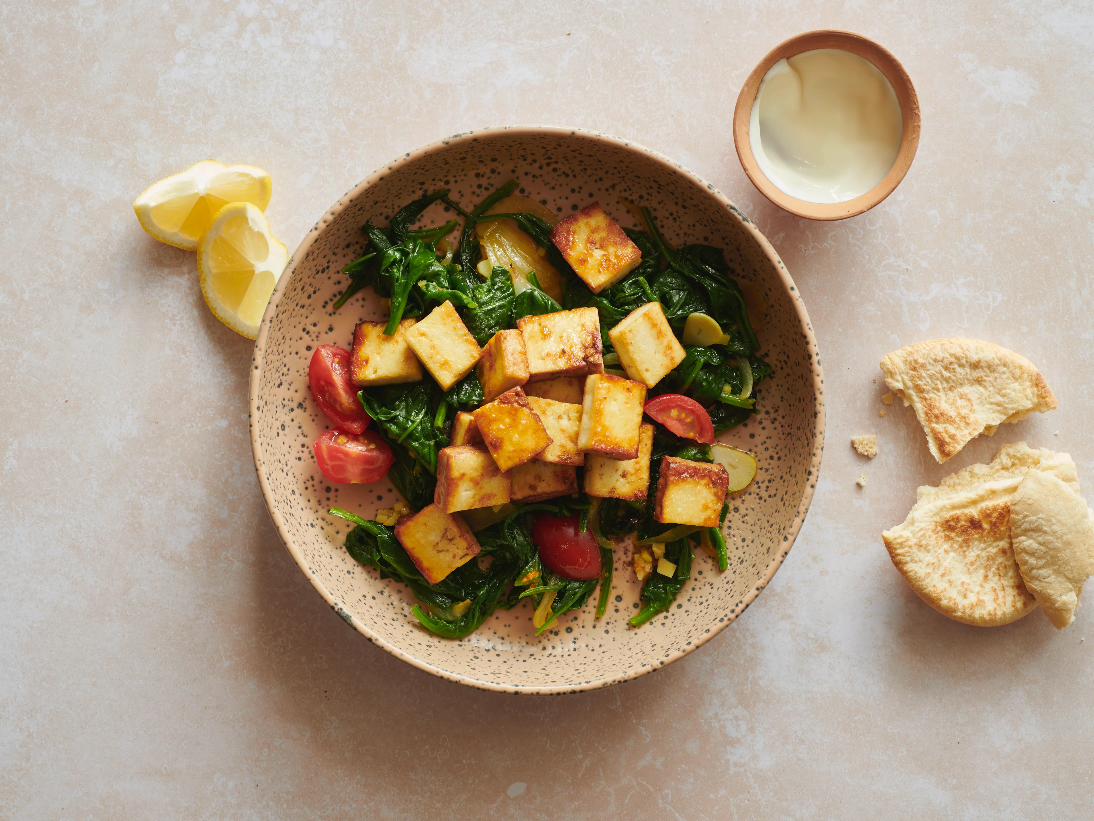 Geräucherter Tofu mit Spinat