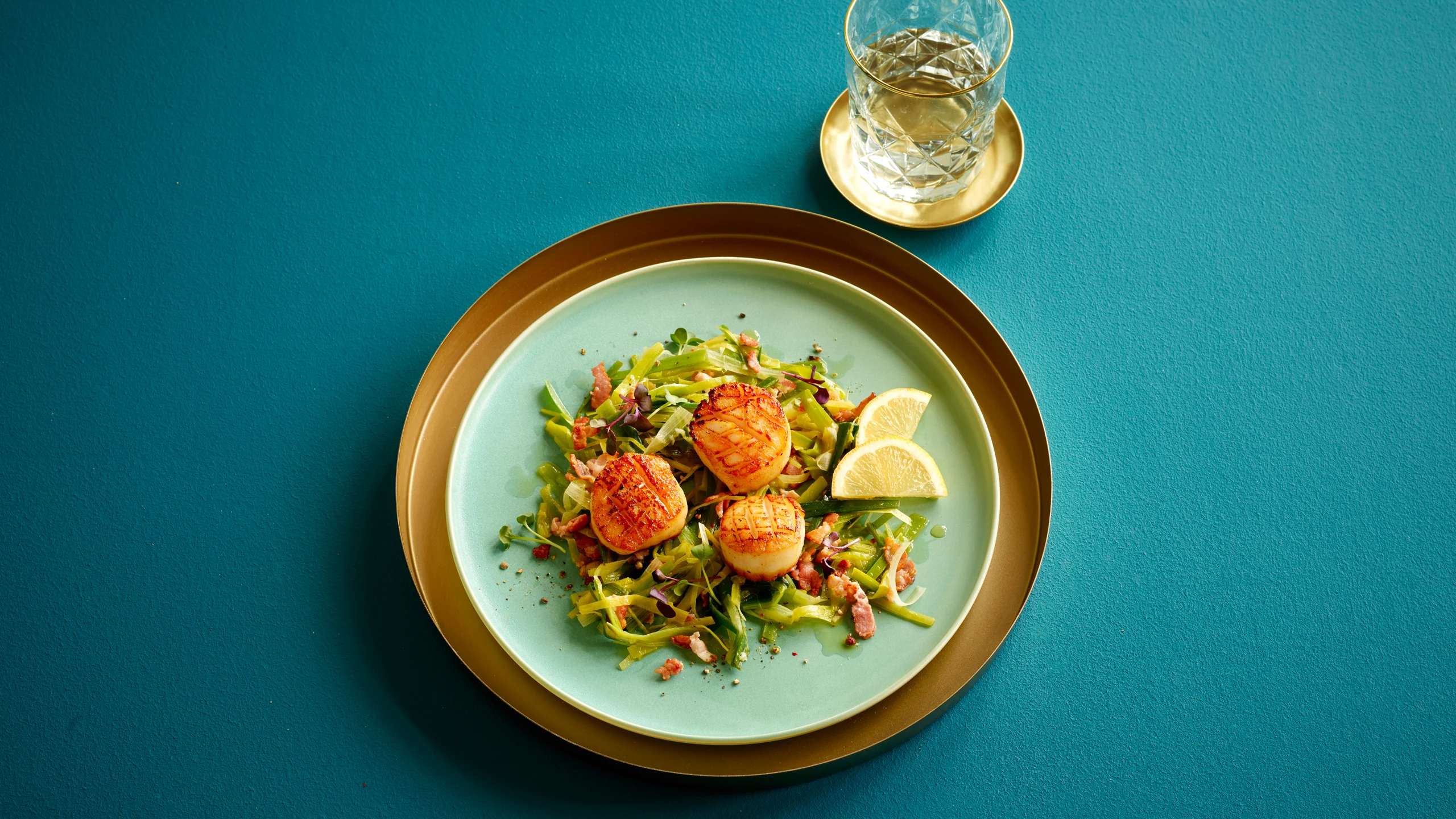Jakobsmuscheln auf Lauch mit Speck-Vinaigrette