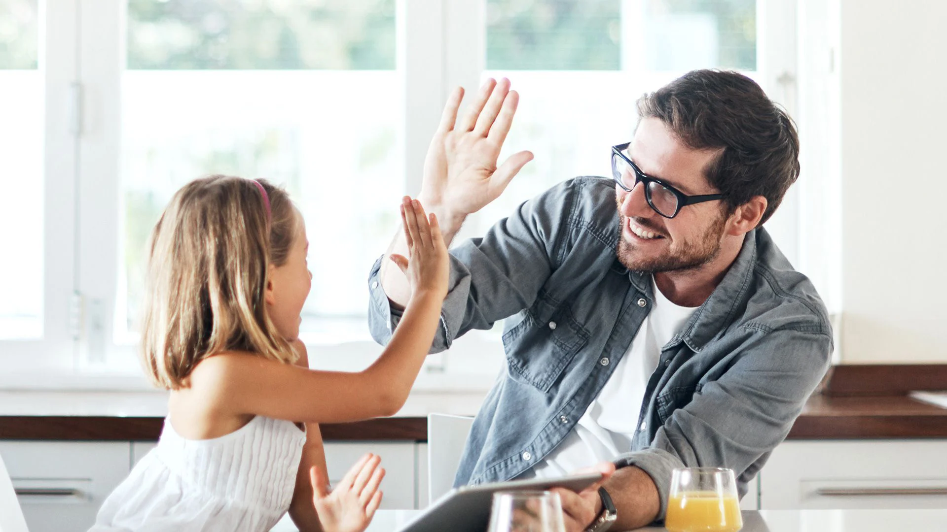 Mann macht mit Tochter High Five