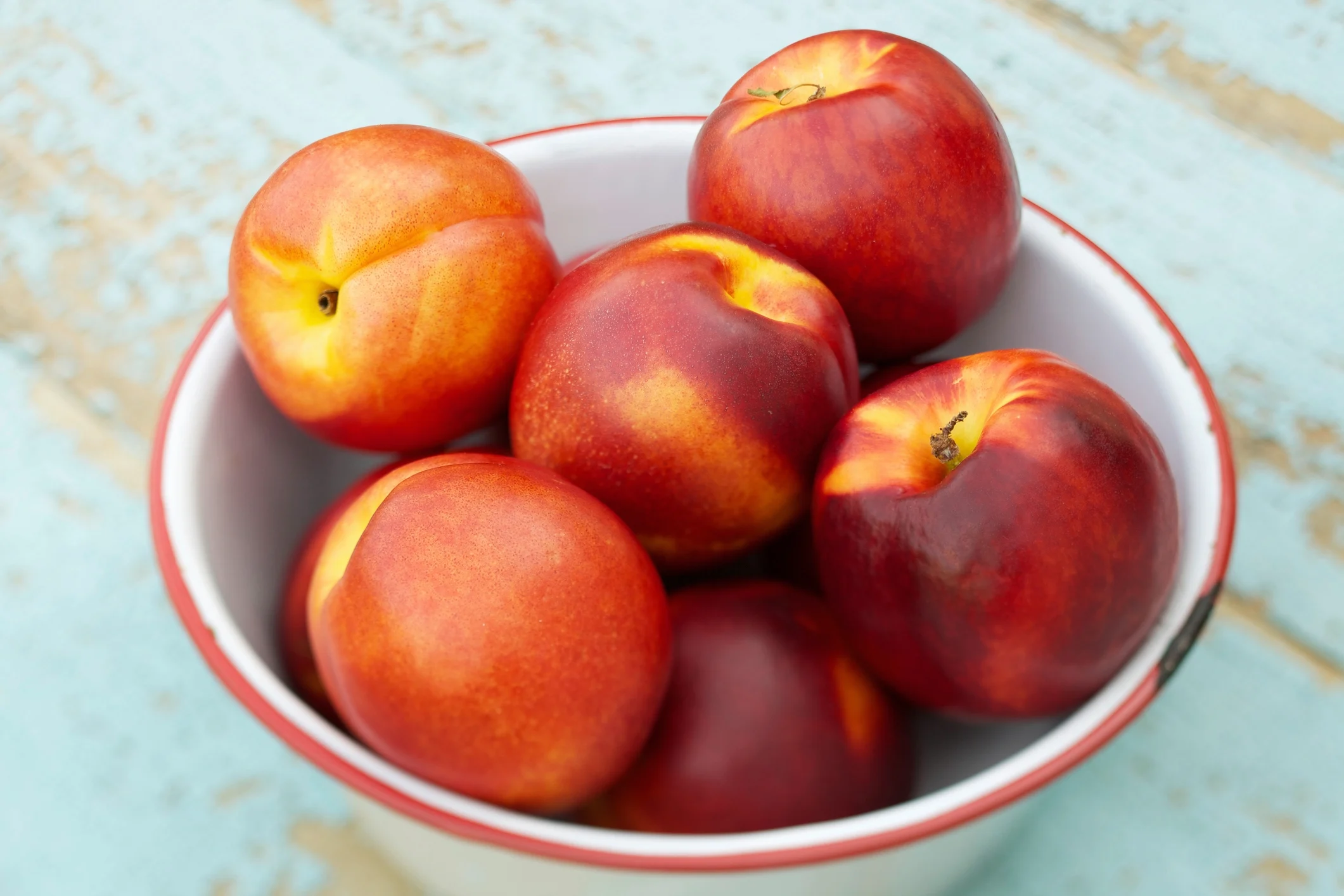 Schale voller Nektarinen
