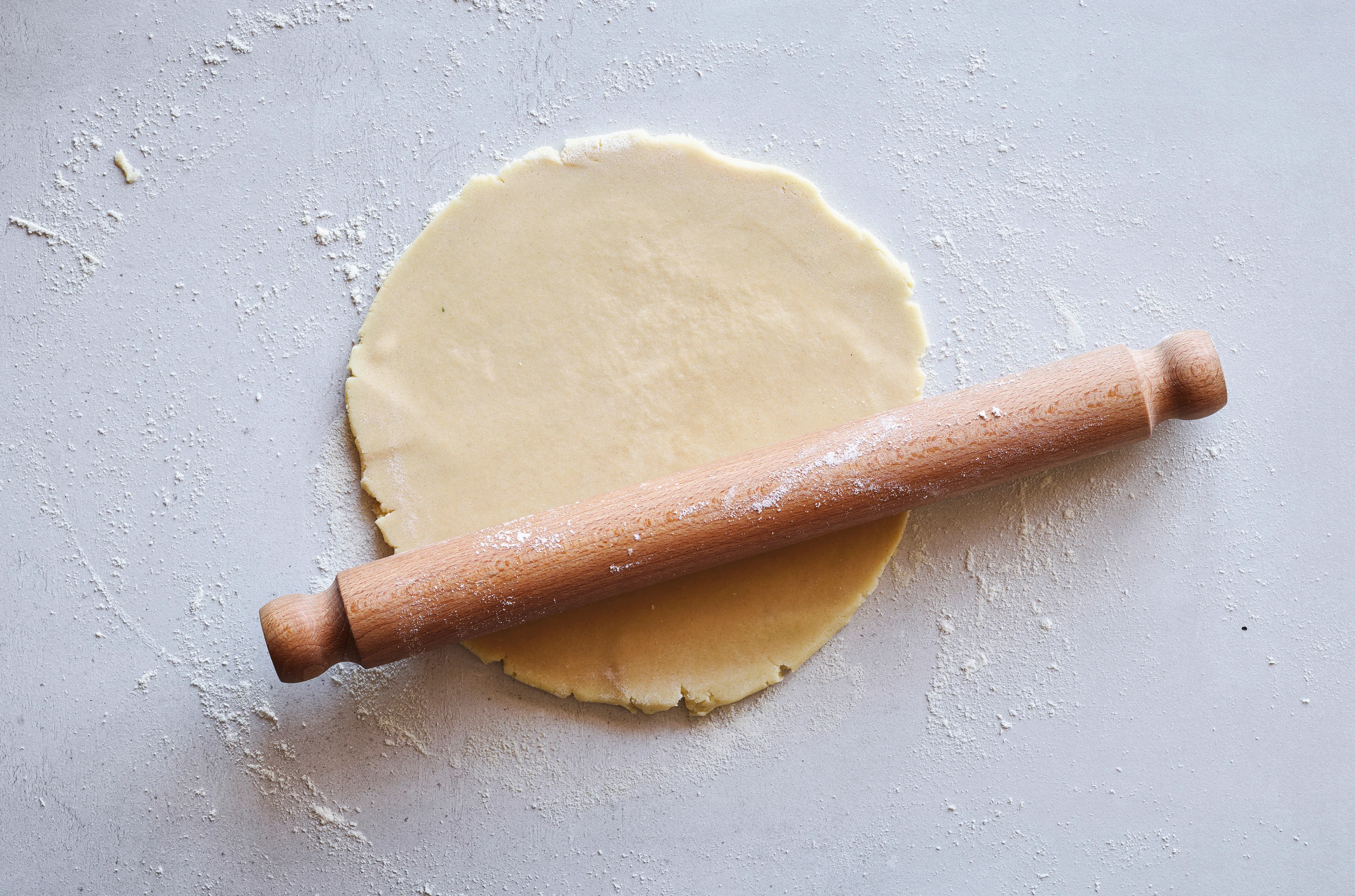 Pâte abaissée avec rouleau à pâtisserie