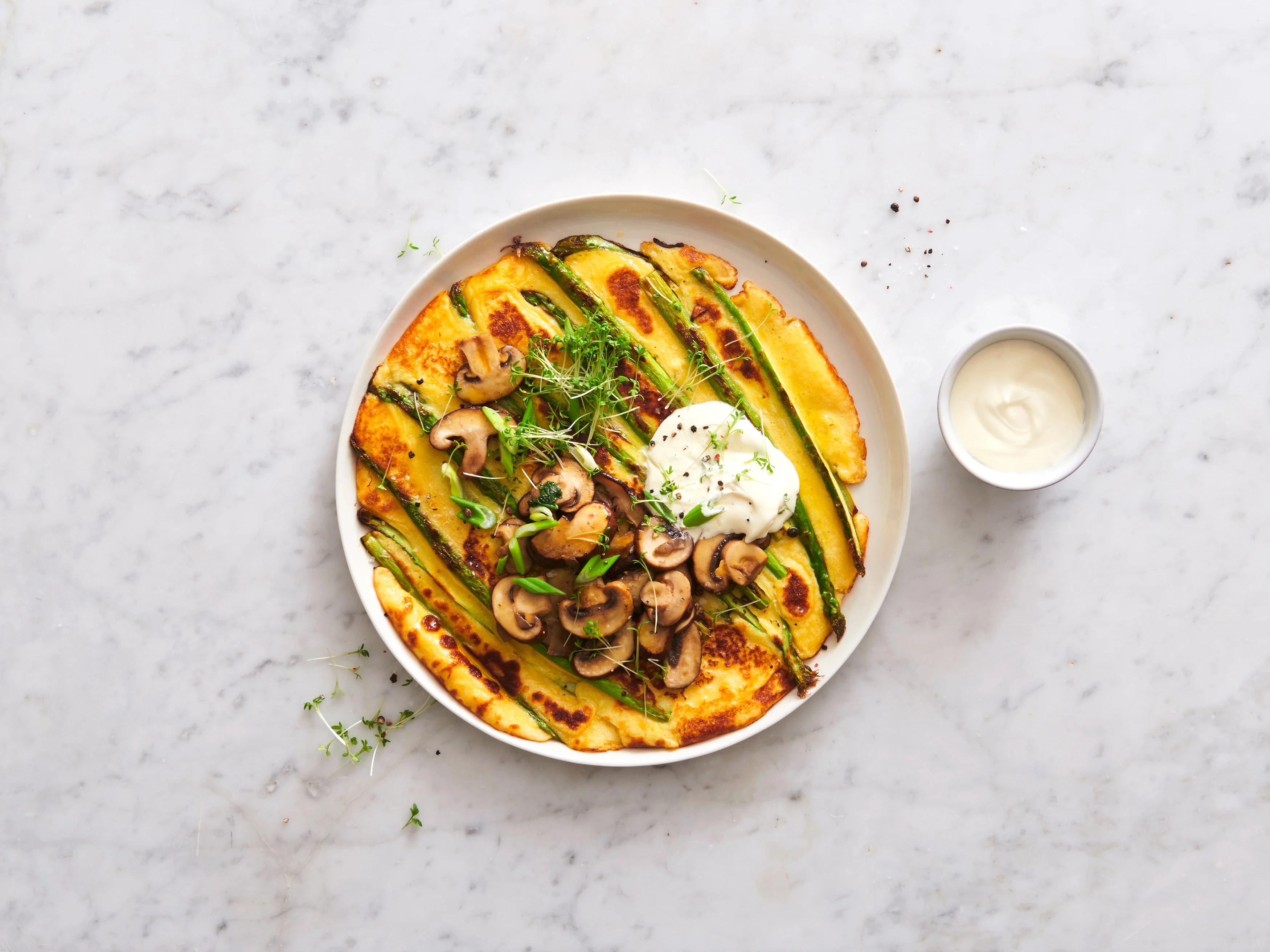 Spargel-Frühlingszwiebel-Omelette mit Pilzen