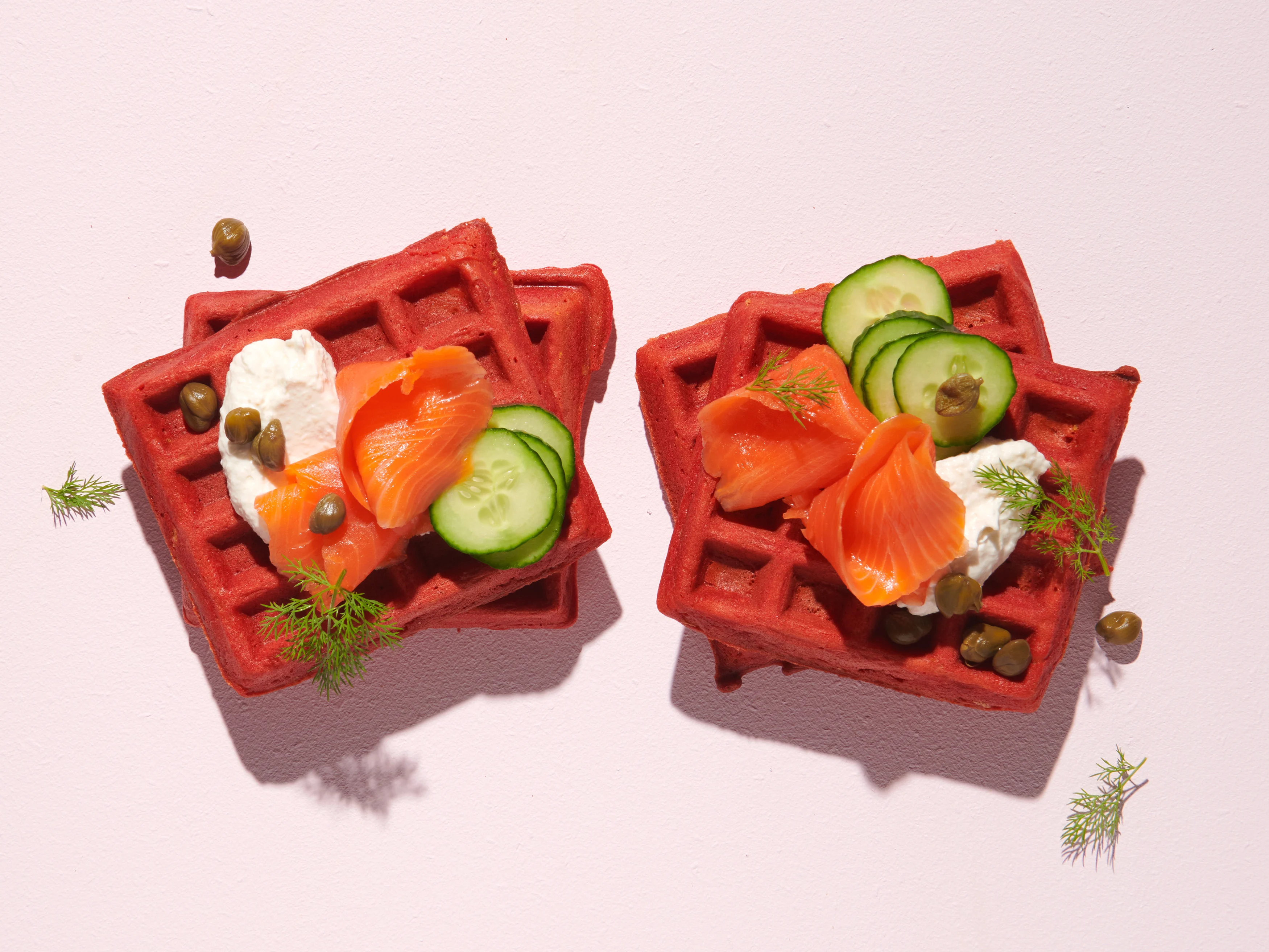 gaufres à la betterave rouge avec saumon