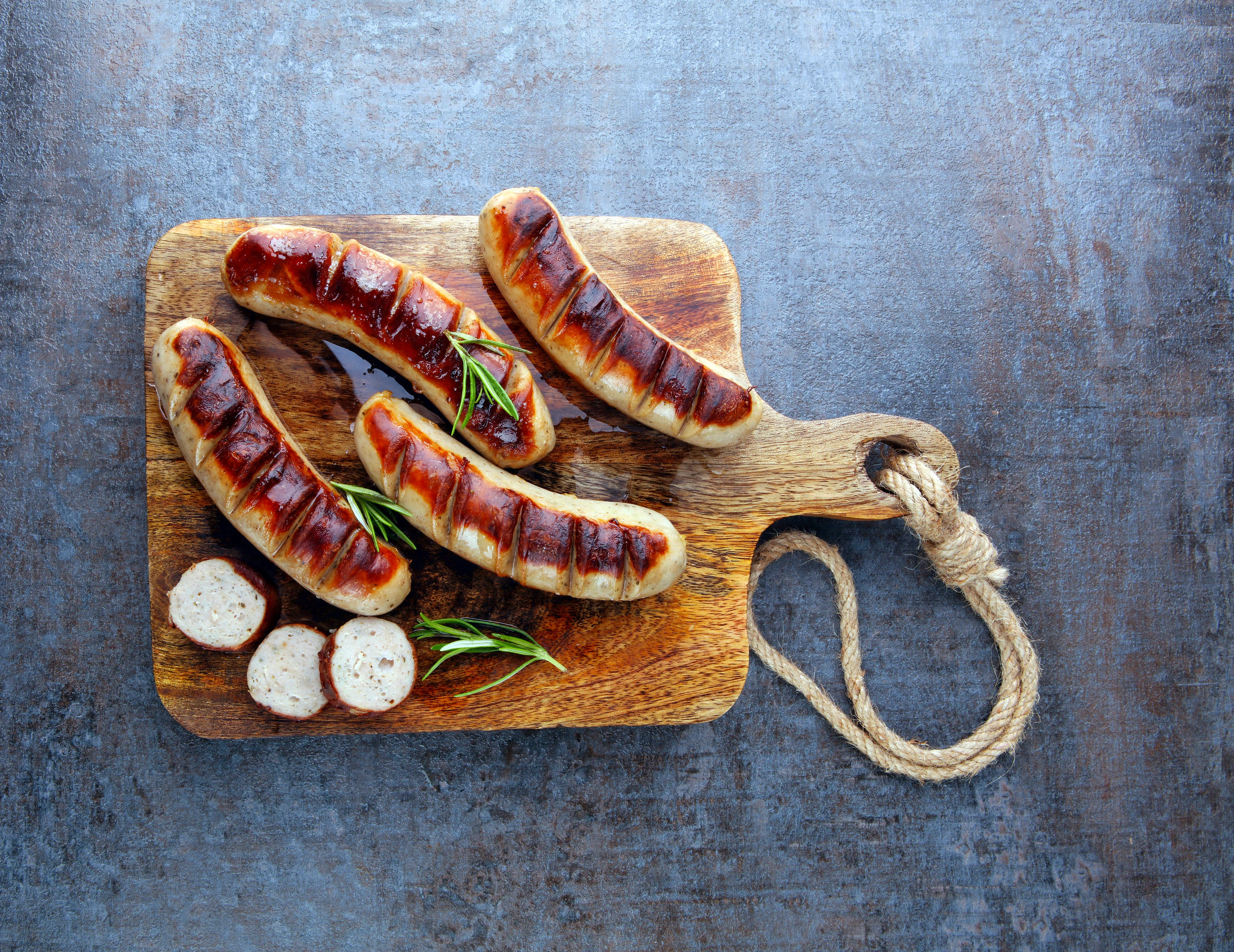 Saucisse rôtie sur planche à découper