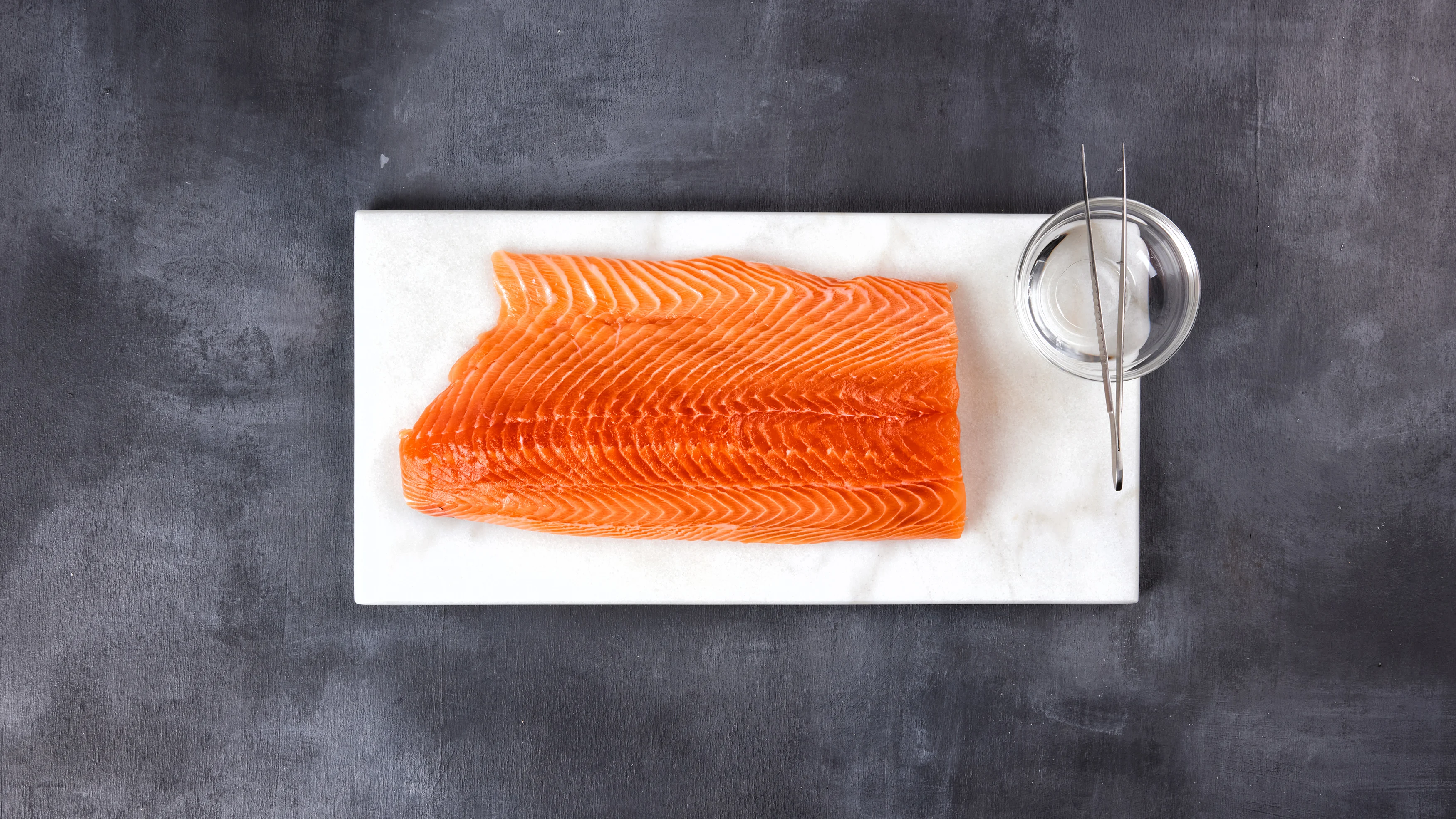 Désarêter un filet de poisson