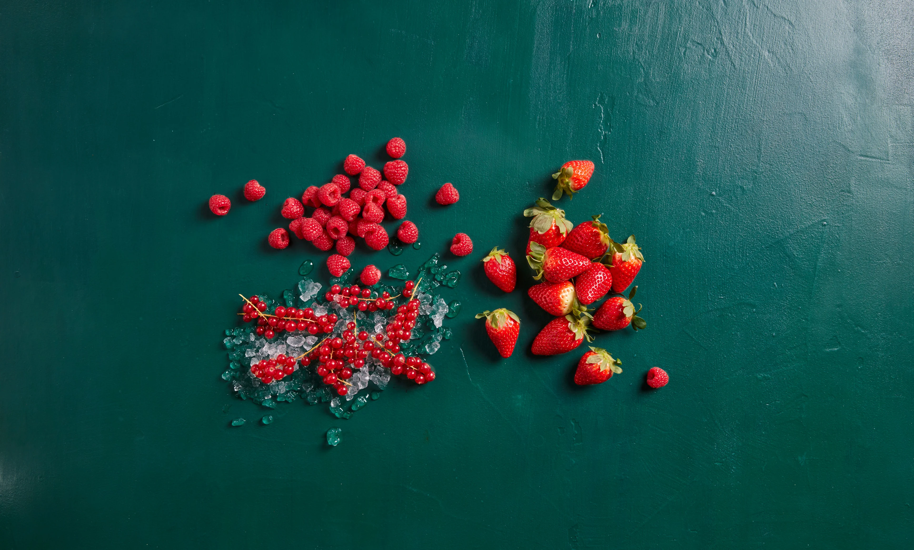 Frische Erdbeeren, Himbeeren und Johannisbeeren