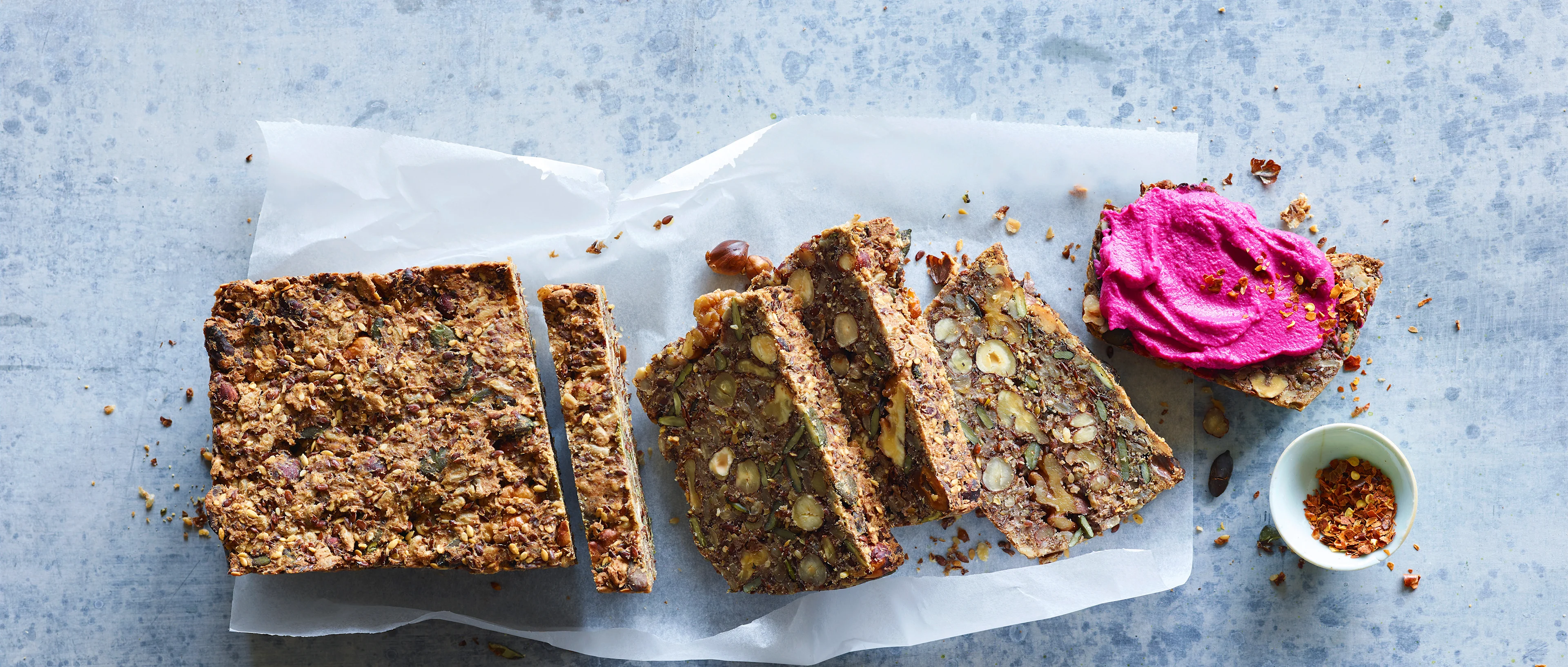 Nuss-Power-Brot mit Randenaufstrich
