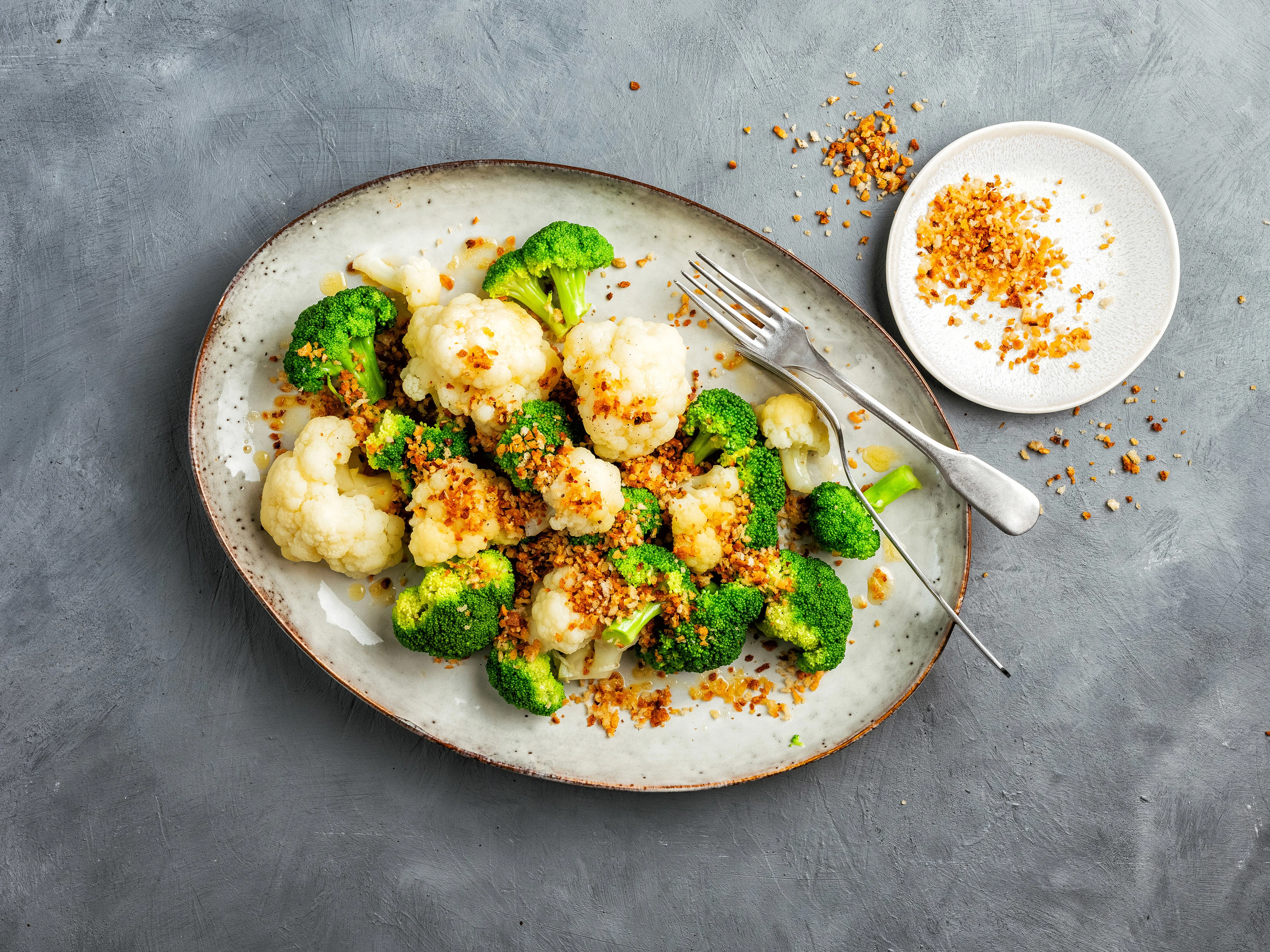 Broccoli und Blumenkohl mit geröstetem Paniermehl