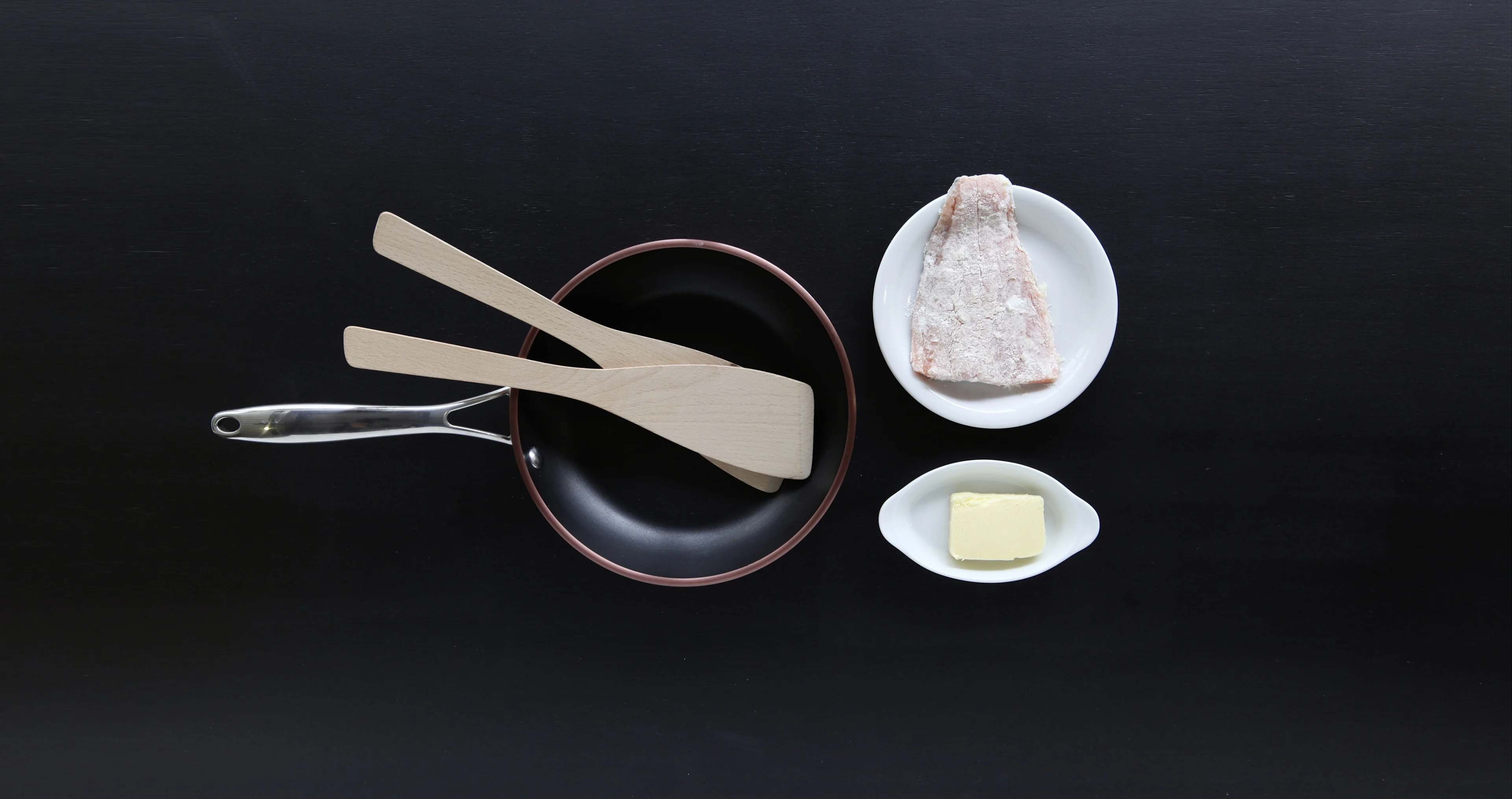 Zum Kurzbraten mit einmaligem Wenden benötigen Sie das Gargut, eine (beschichtete) Bratpfanne, zwei Bratschaufeln, Fett und Gewürze.