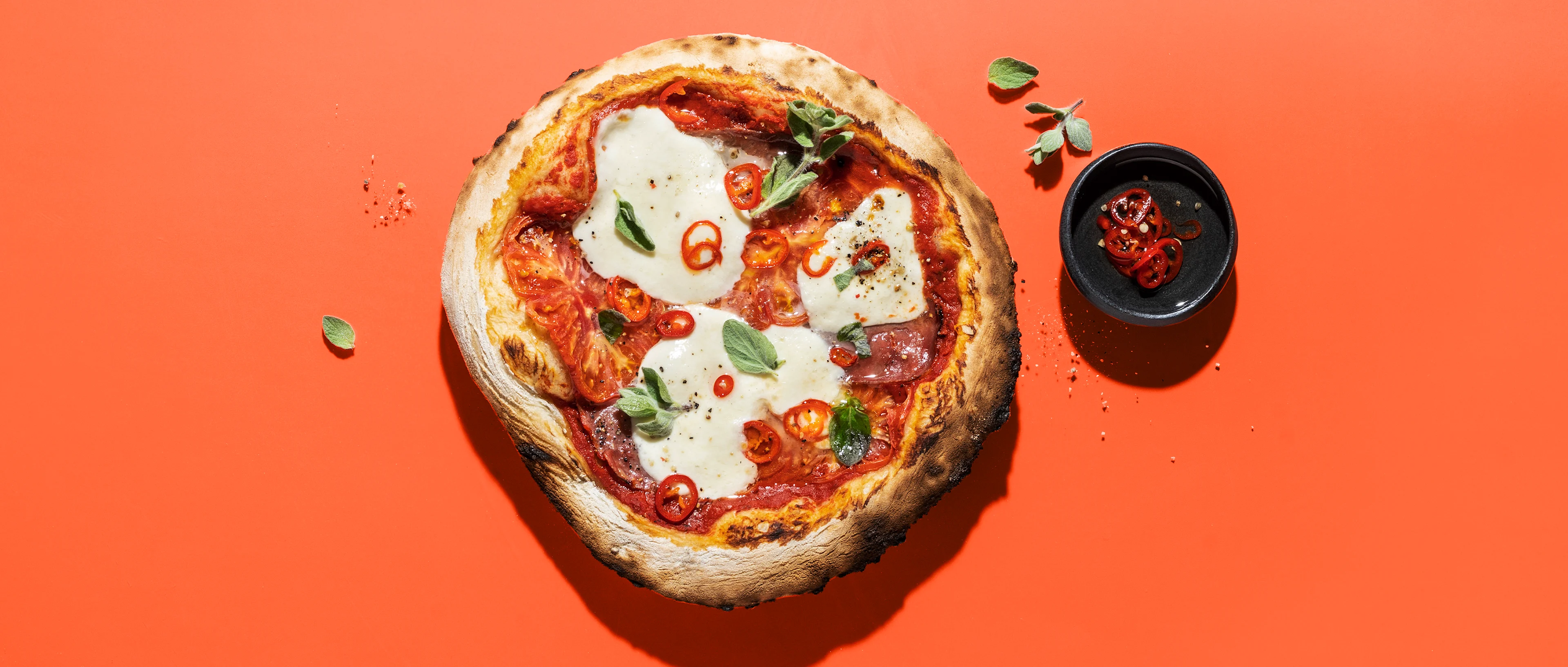 Pizza mit Peperoncino Mozzarella