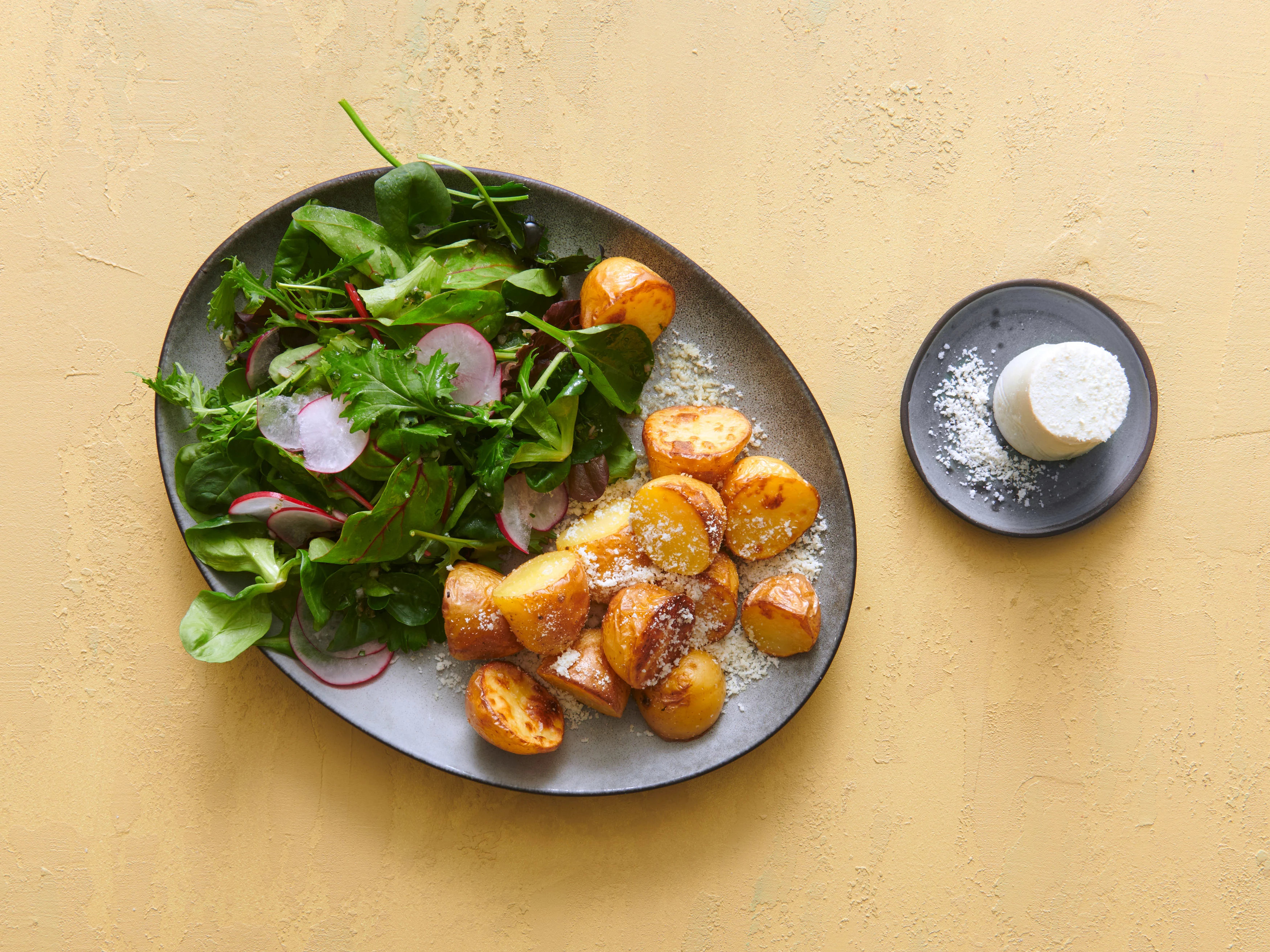 Schabziger-Kartoffeln mit Salat
