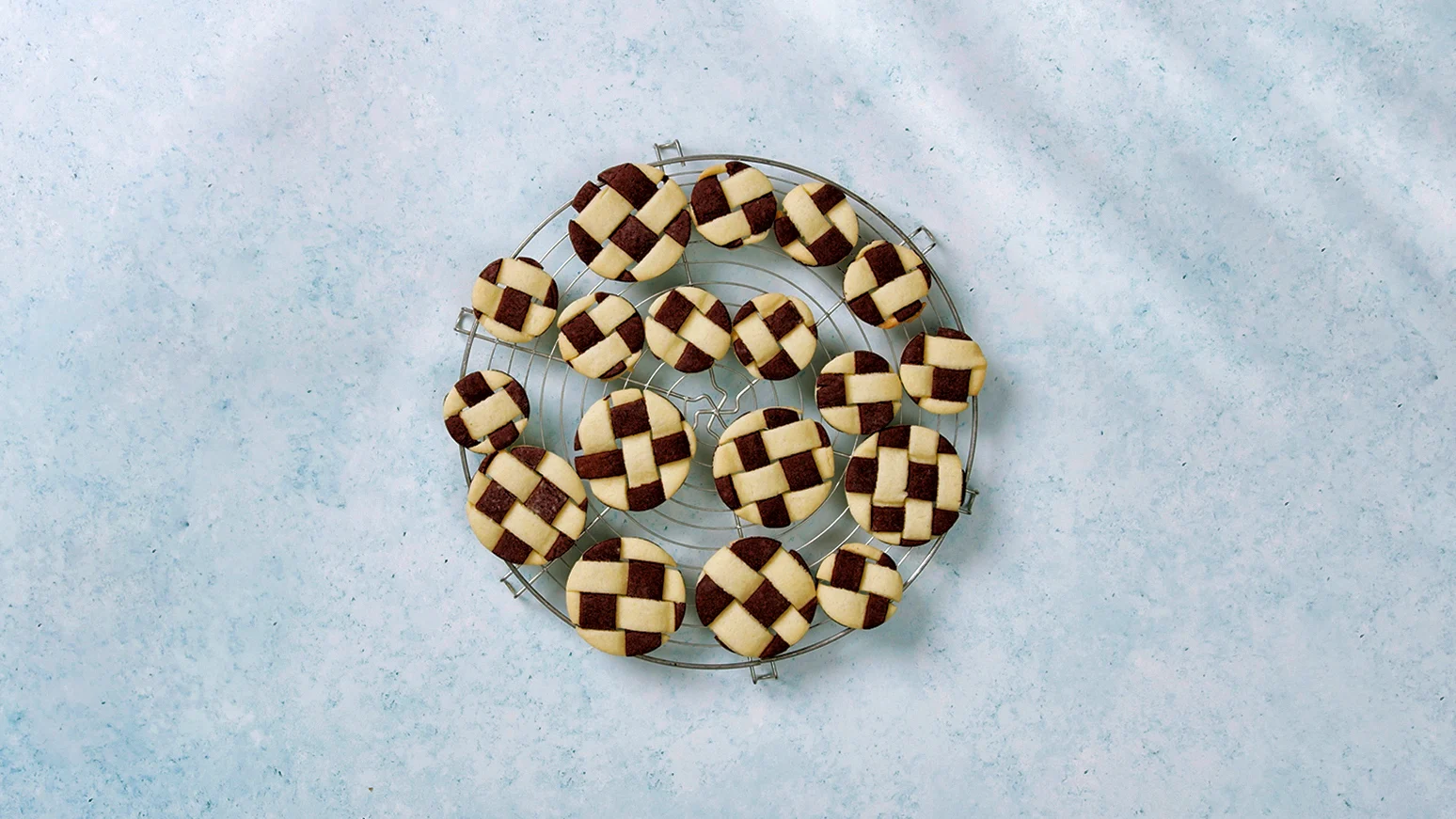 Geflochtene Guetzli backen