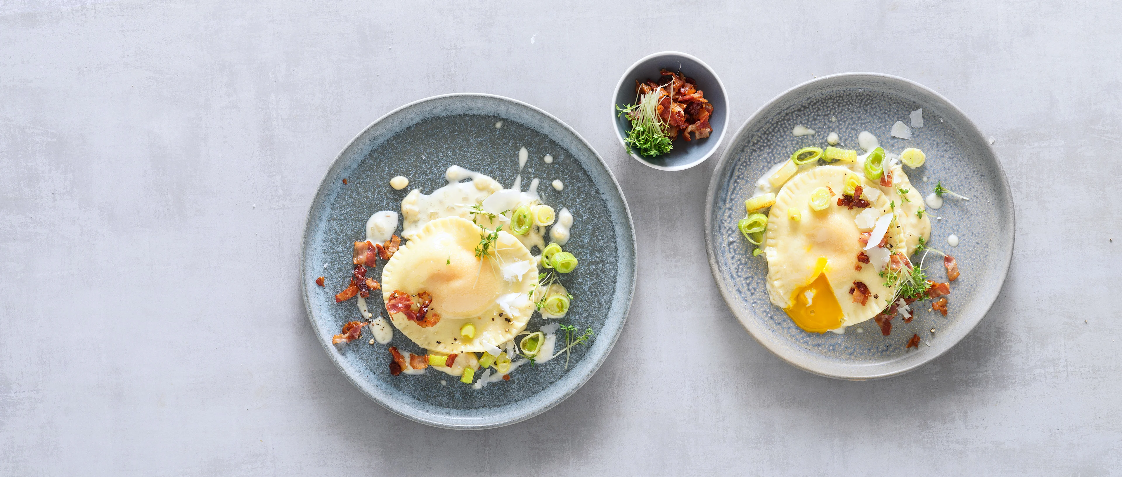 Eigelb-Ravioli mit Parmesansauce