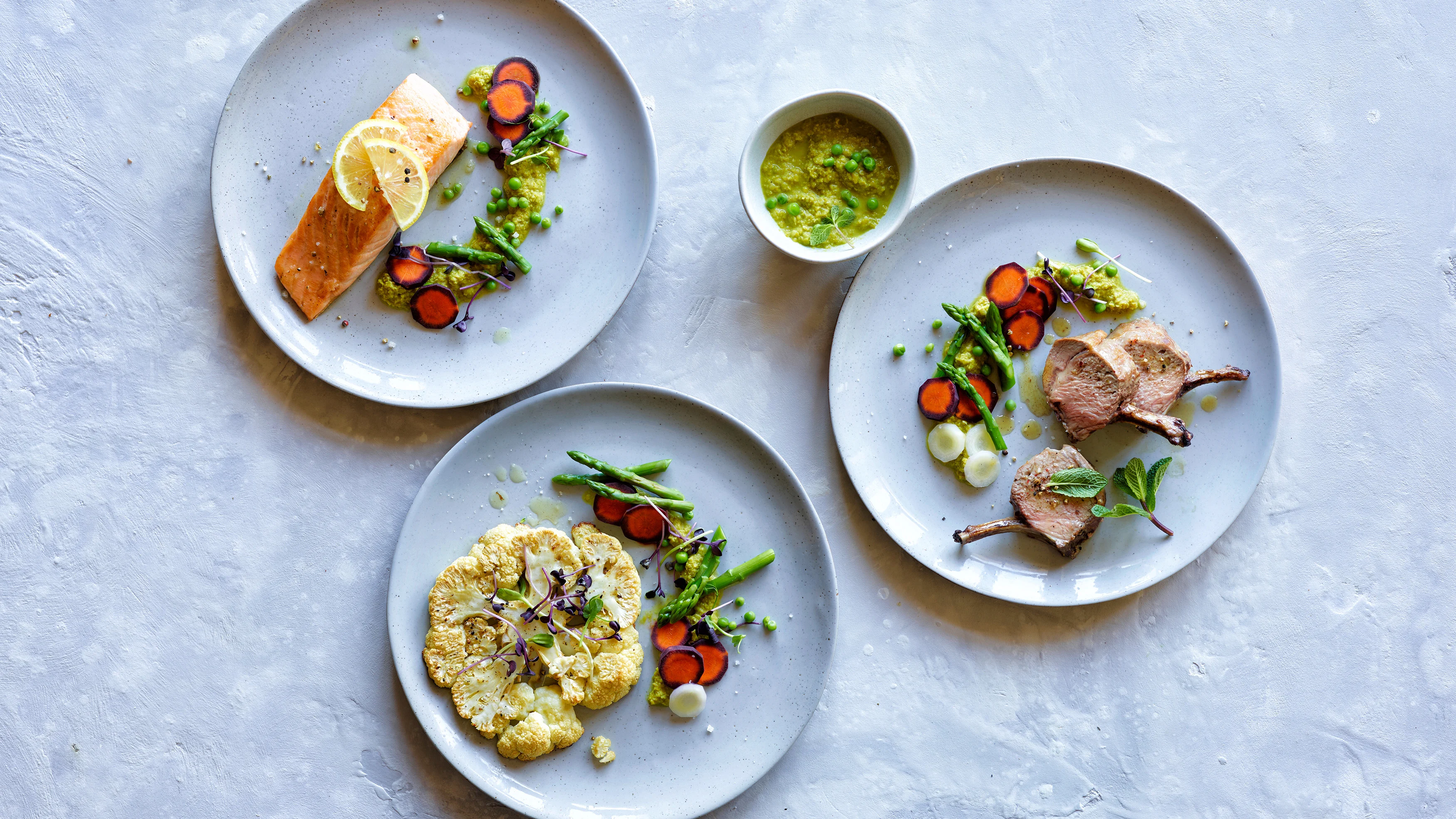 Purée de petits pois à la menthe avec carré d'agneau