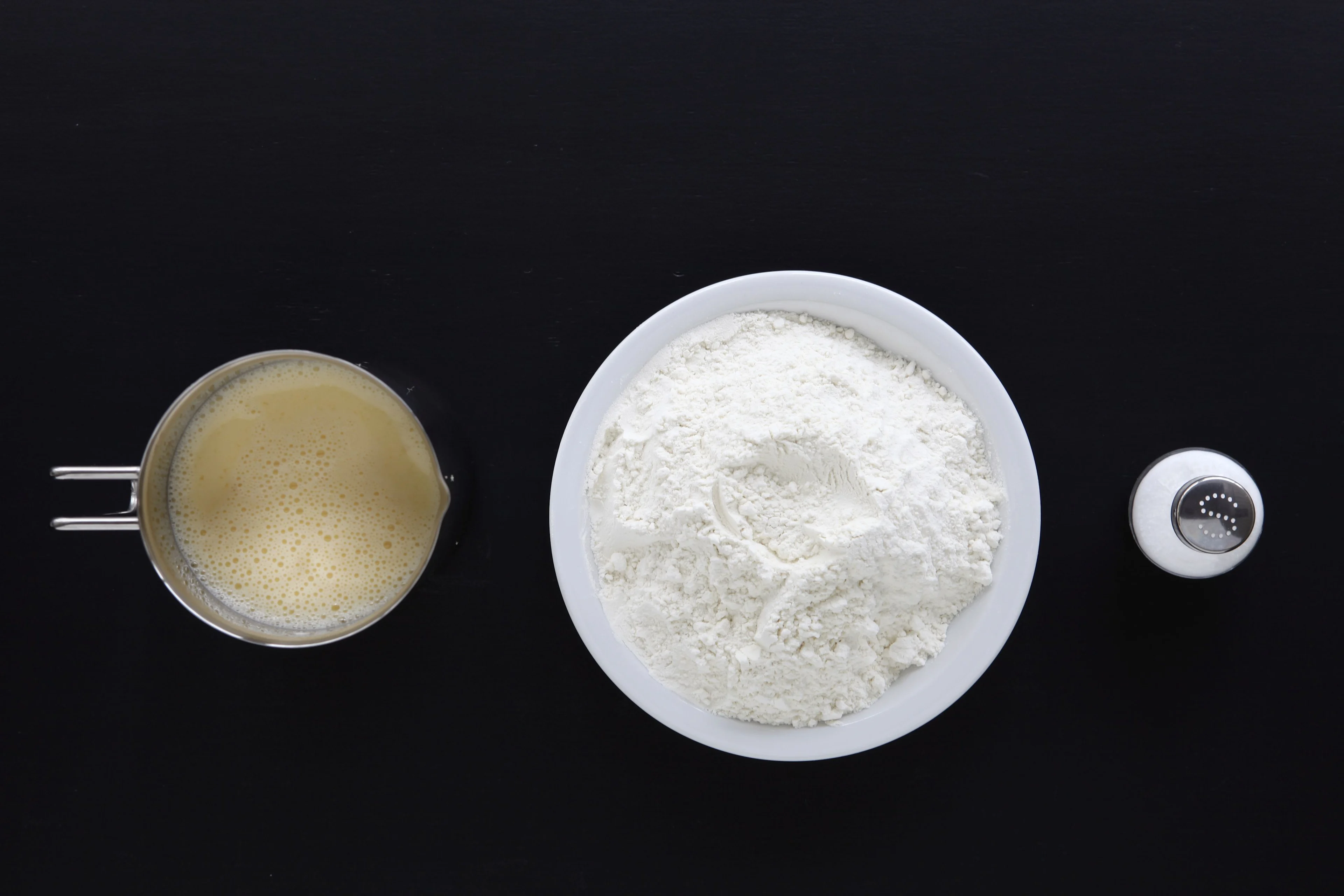 Mehl, Salz (oder Zucker), Flüssigkeit (Wasser, Milch, Ei)