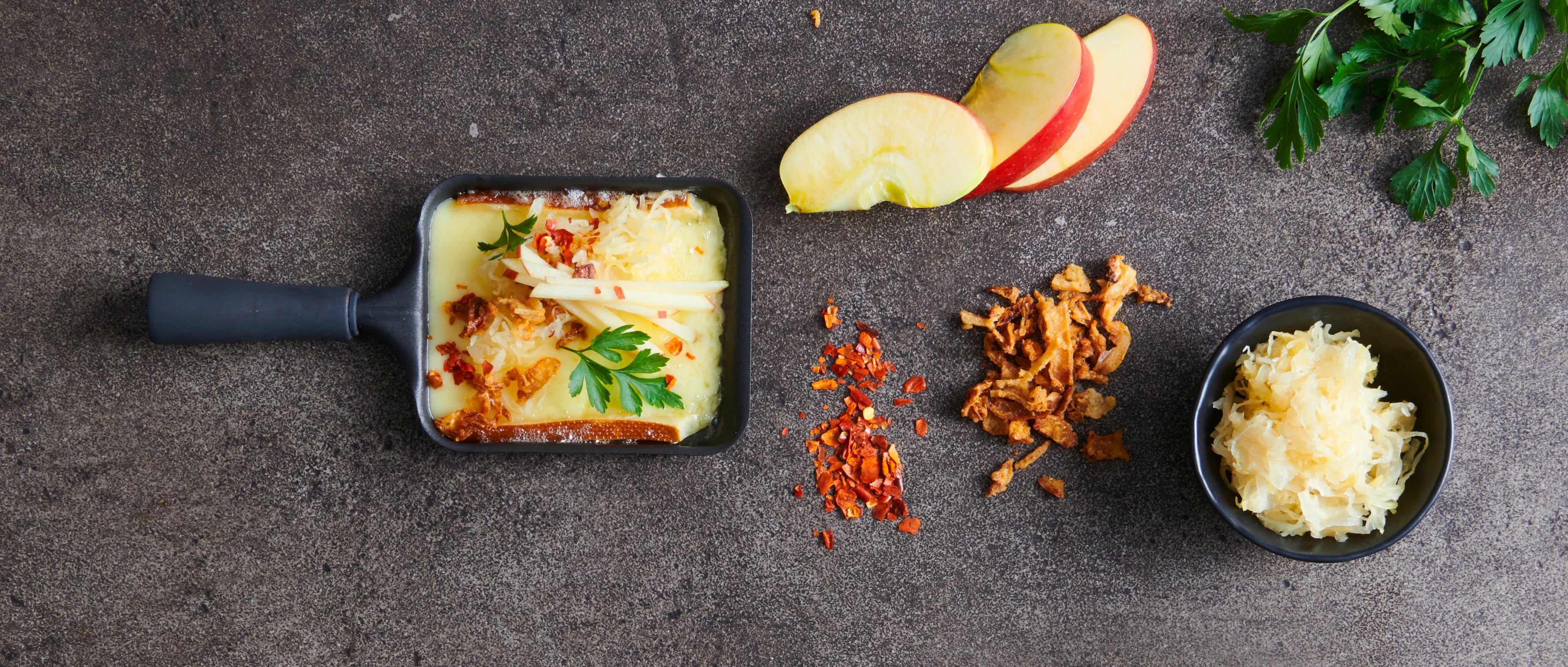 Raclette mit Sauerkraut und Apfel-Topping