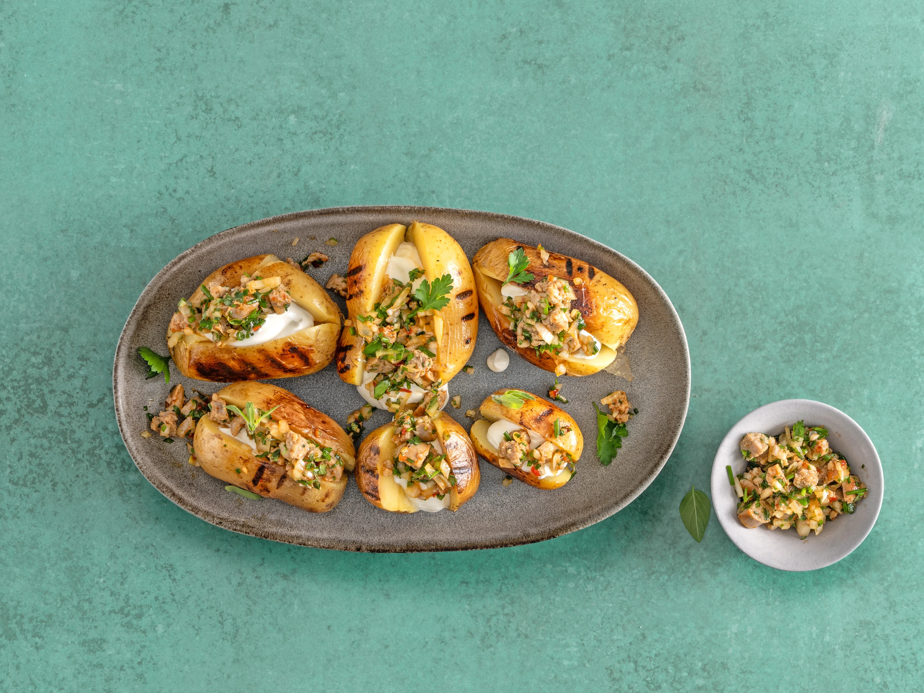 Pommes de terre avec farce saucisse-fines herbes