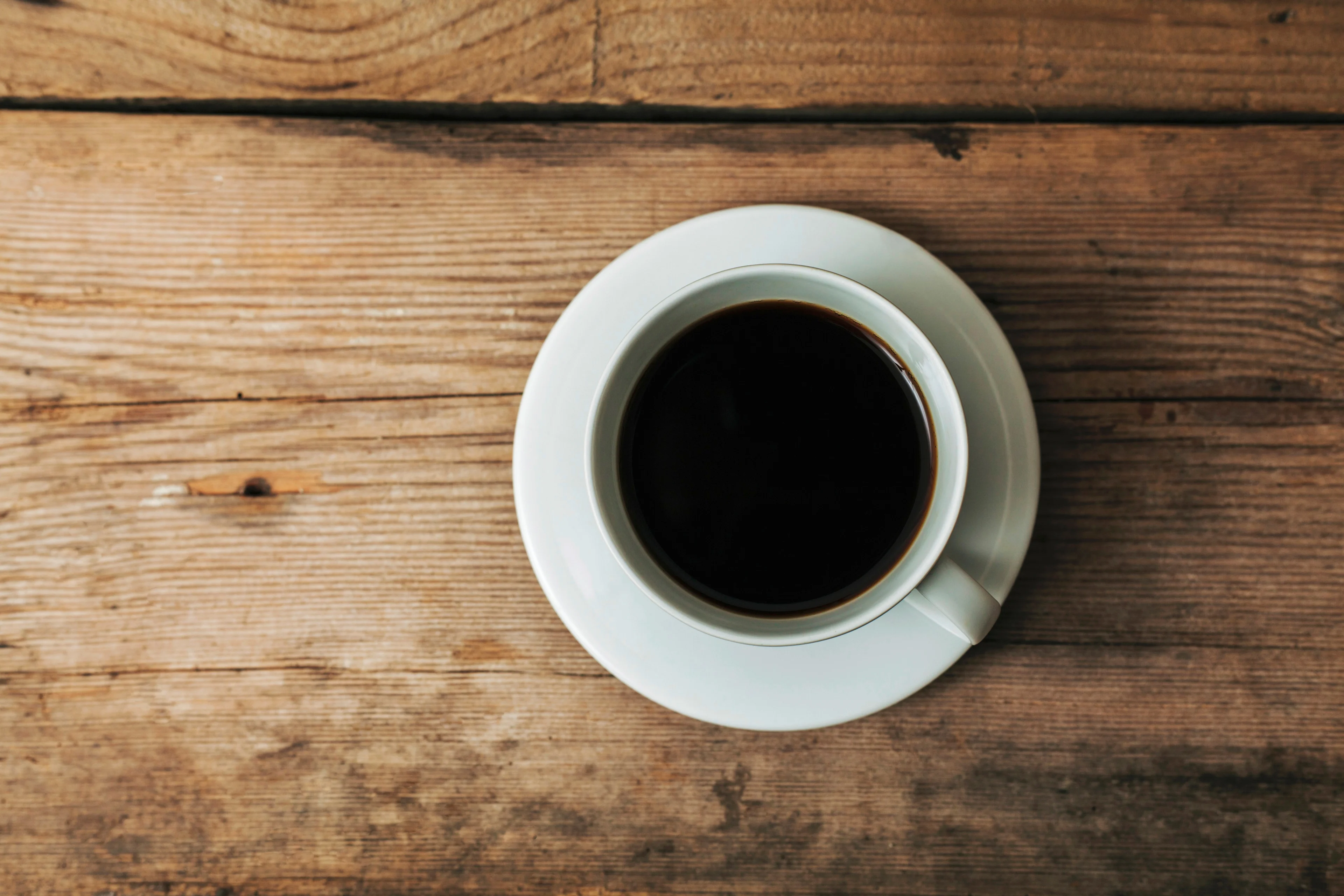 Tasse mit schwarzem Kaffee von oben