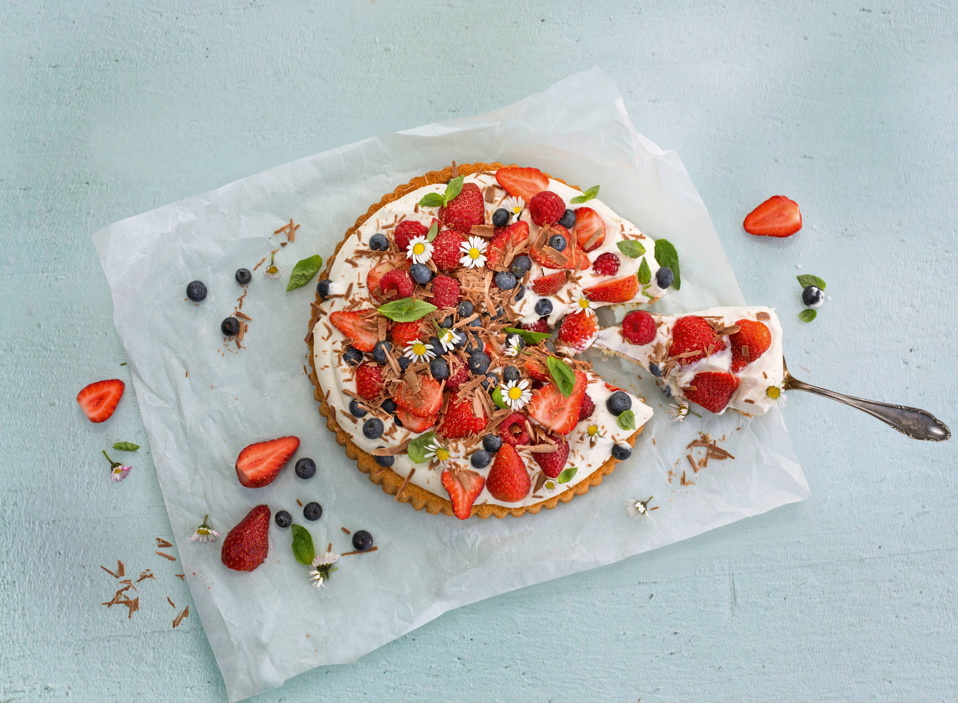 Tarte aux baies avec des fleurs