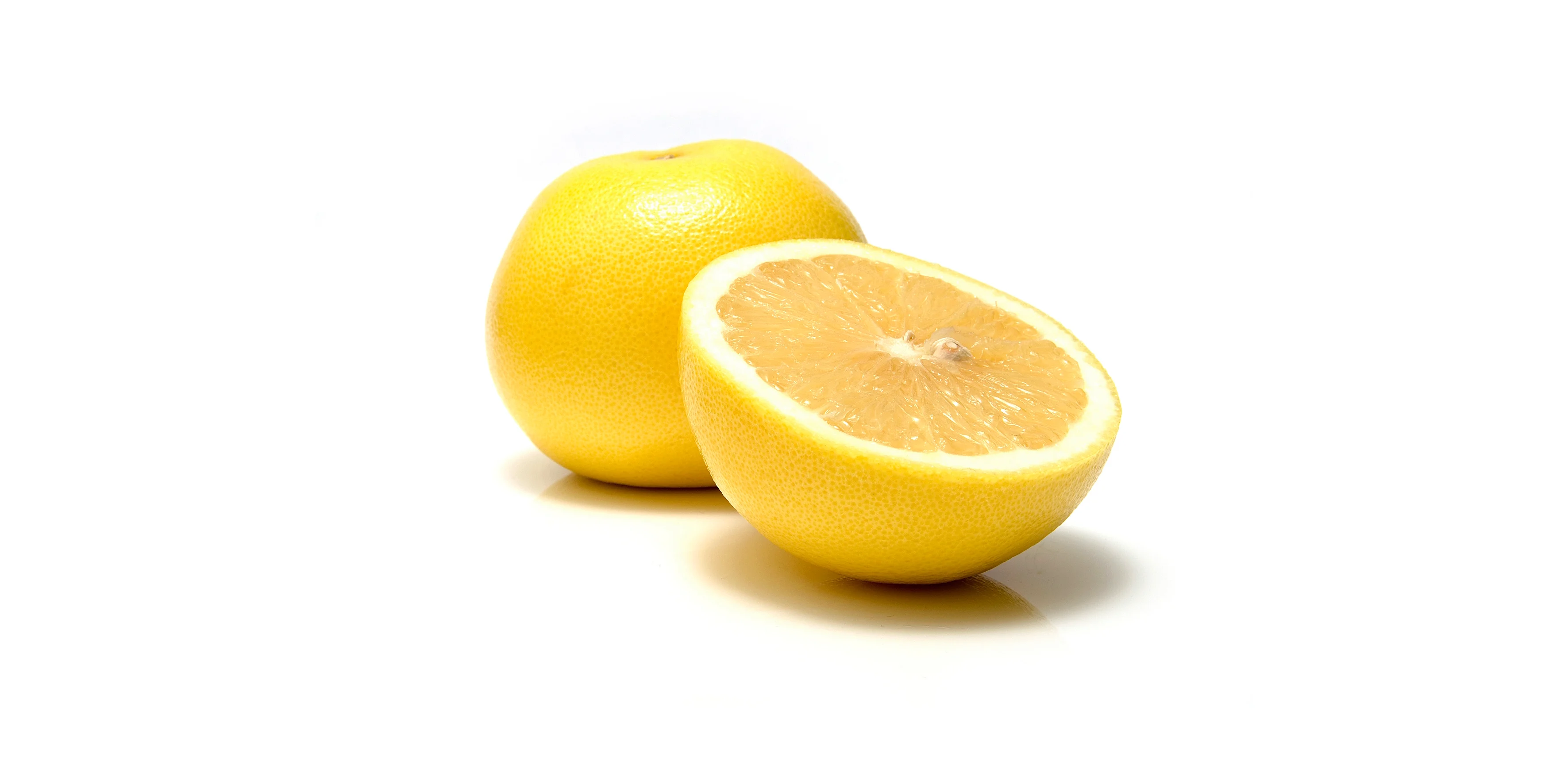 Grapefruit weiss ganz und halbiert