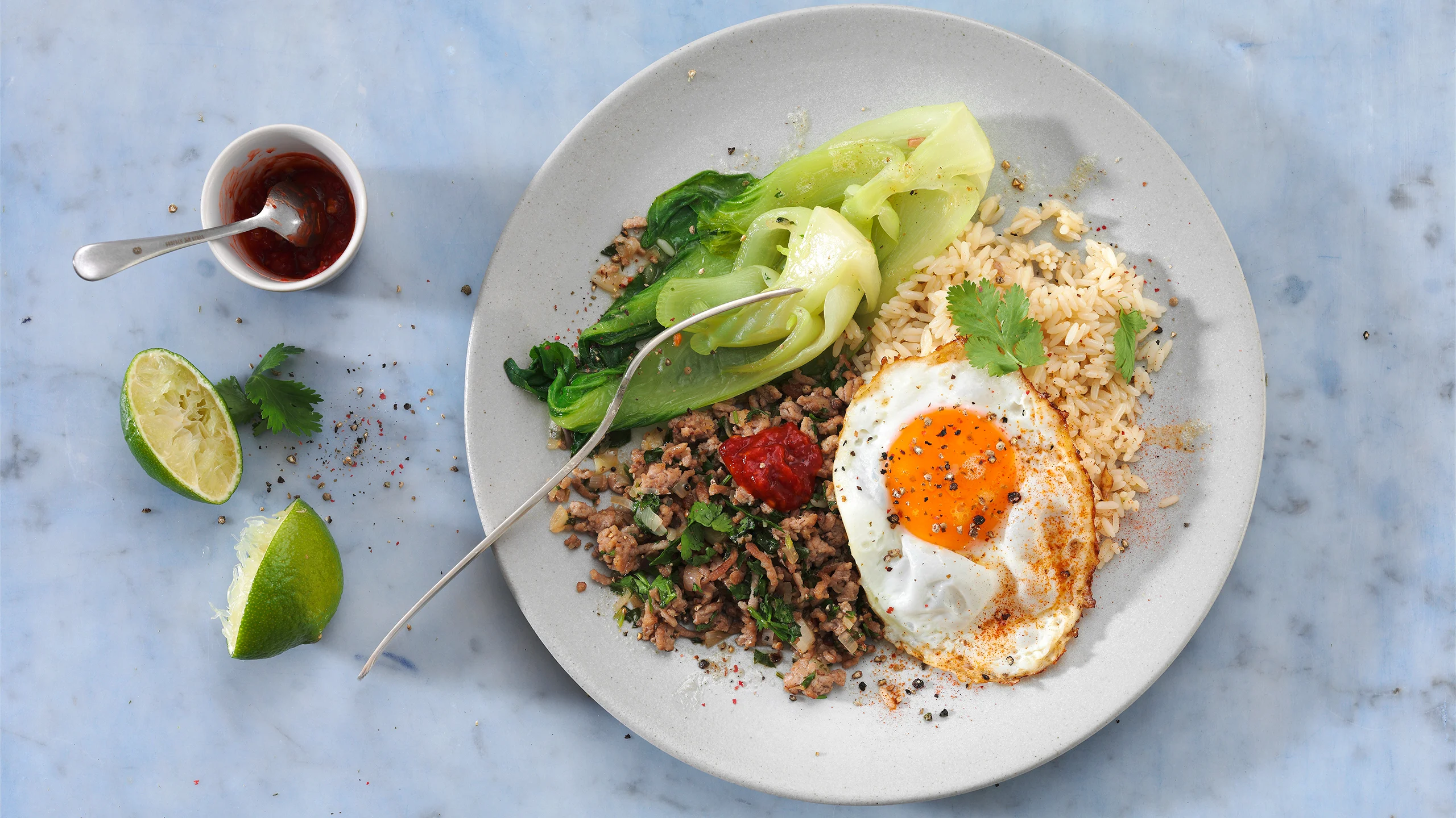 Pad kra pao, riz avec viande hachée et oeuf au plat