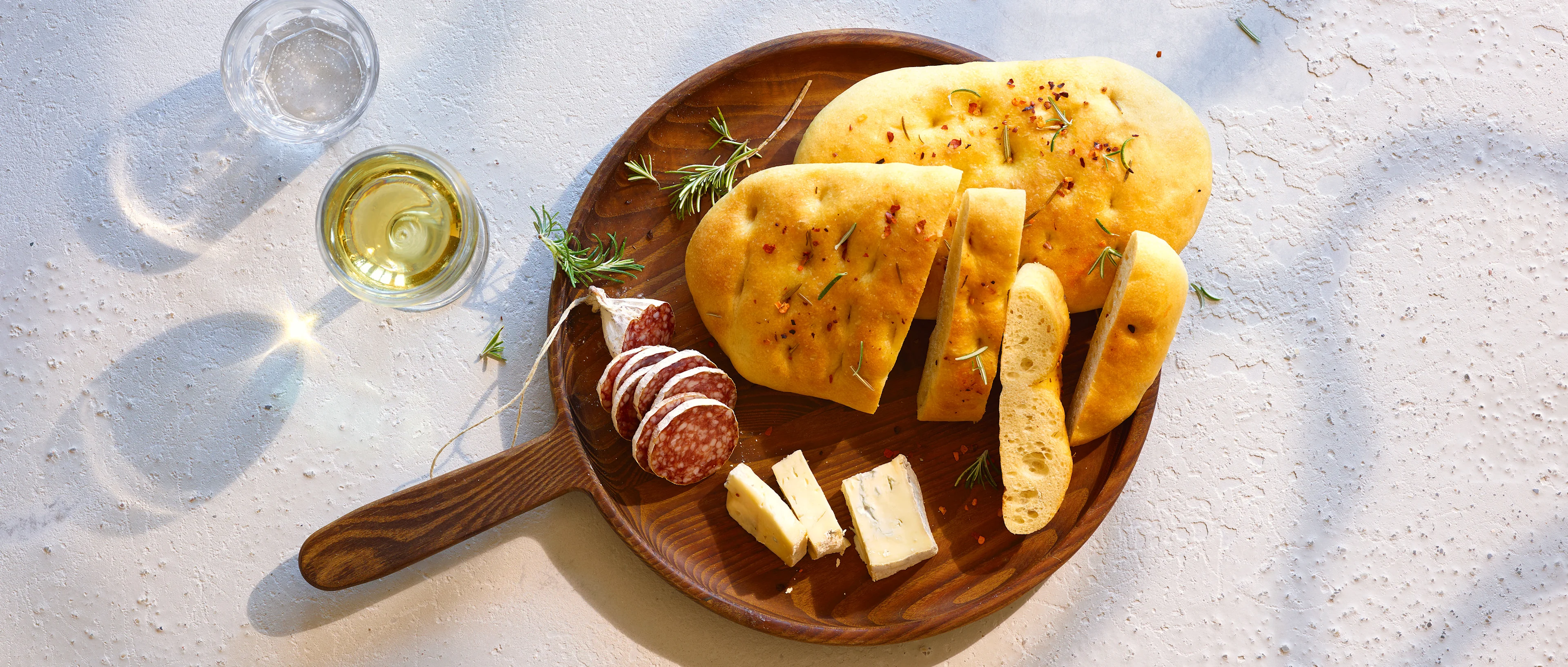 Focaccia avec salami et fromage