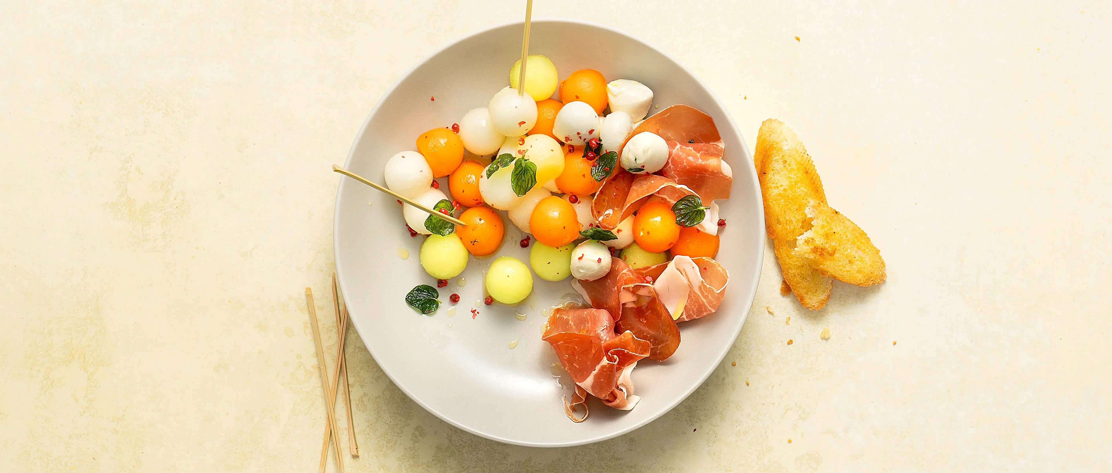 Melonenkugeln mit Parmaschicken