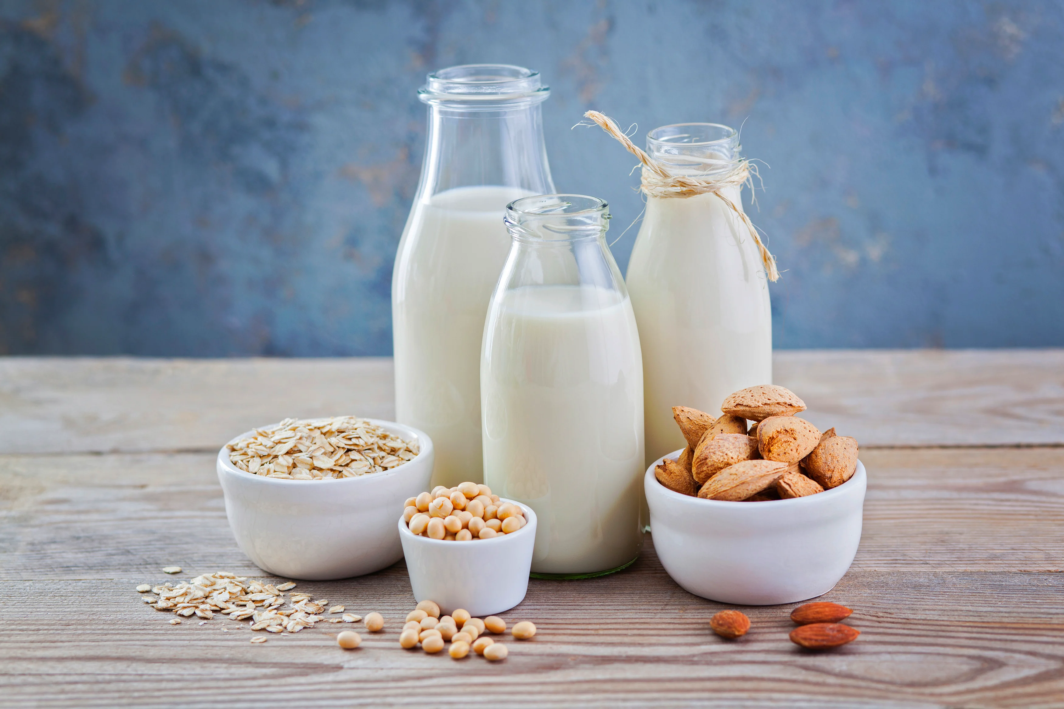Boisson aux amandes sur la table
