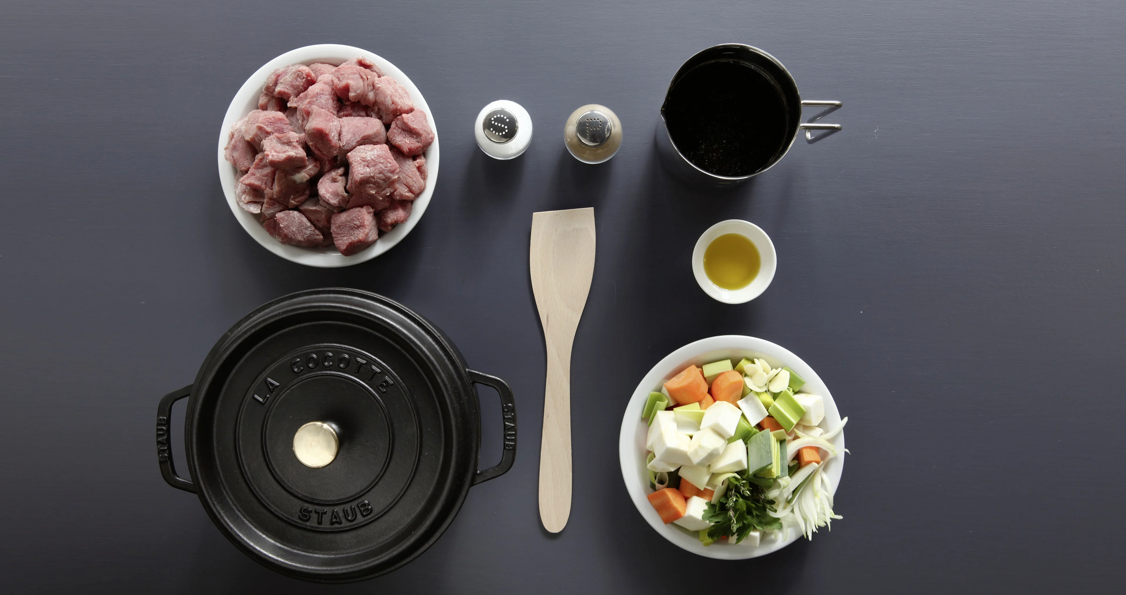Mets à braiser, braisière, pelle à rôtir, liquide, légumes et fines herbes, sel et poivre