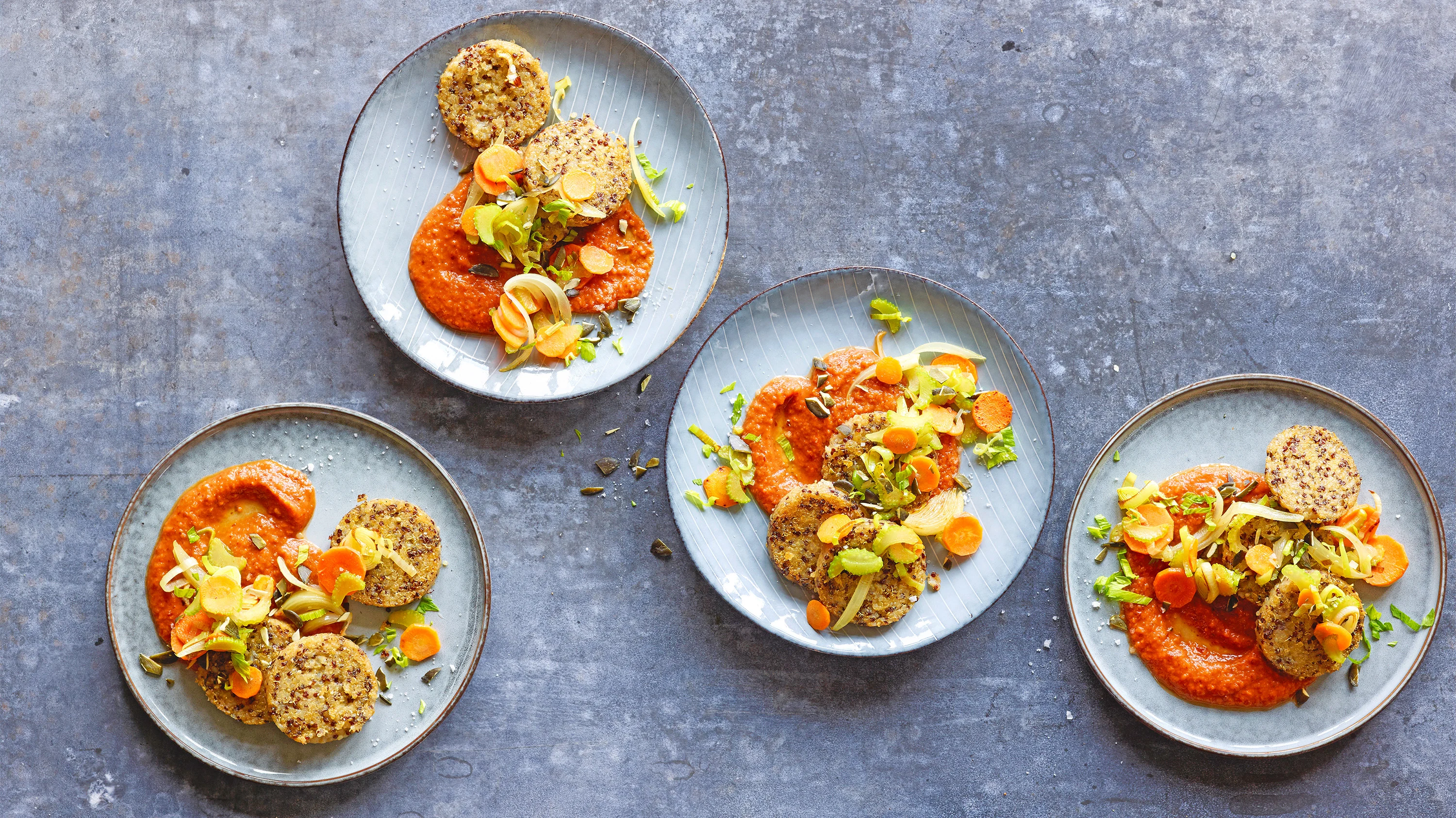 Quinoa-Taler mit Bohnensauce und Gemüse