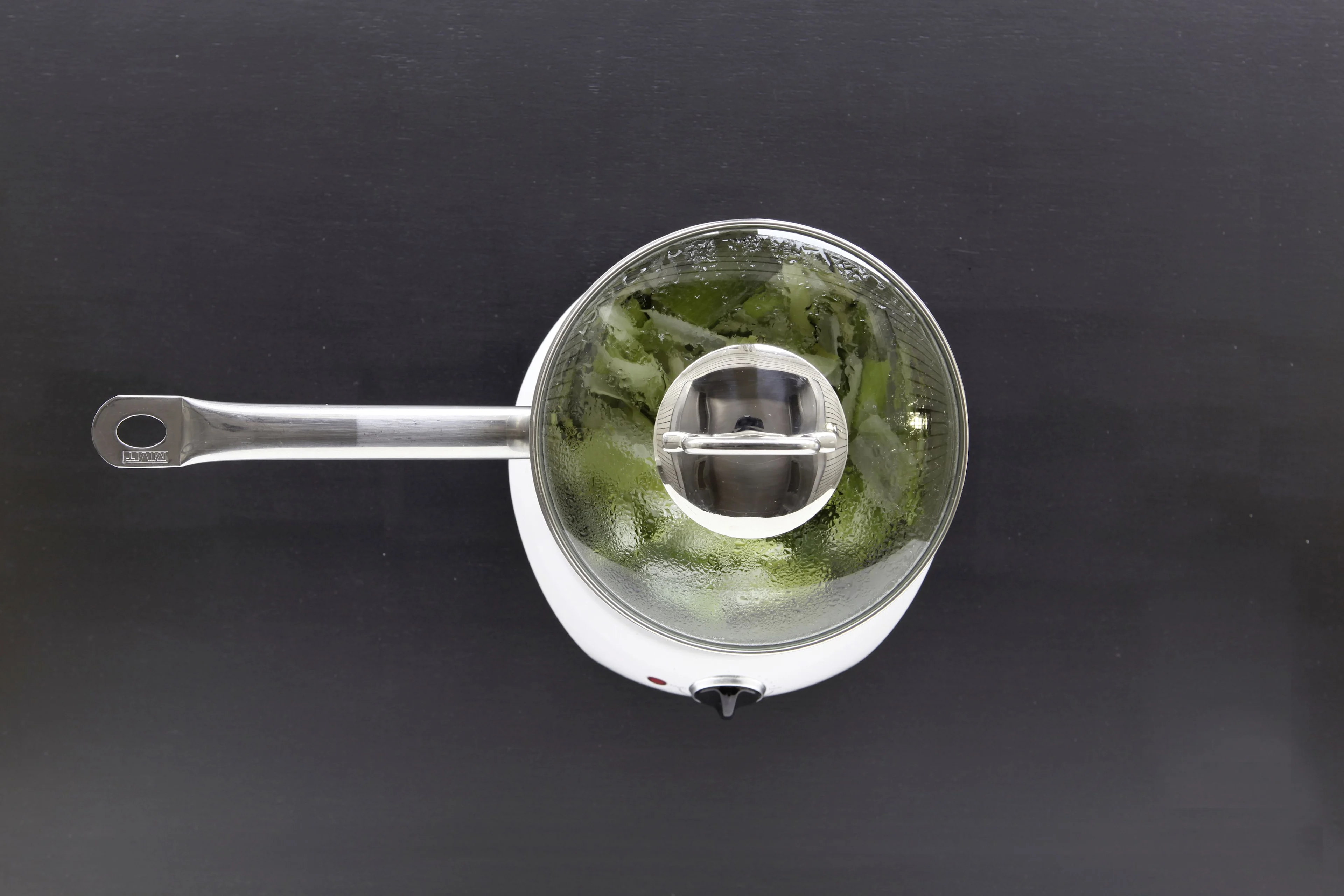Copri la pentola con il coperchio e stufa l’alimento a fuoco medio, finché diventa morbido. Di tanto in tanto, controlla che nella pentola vi sia ancora liquido a sufficienza.
